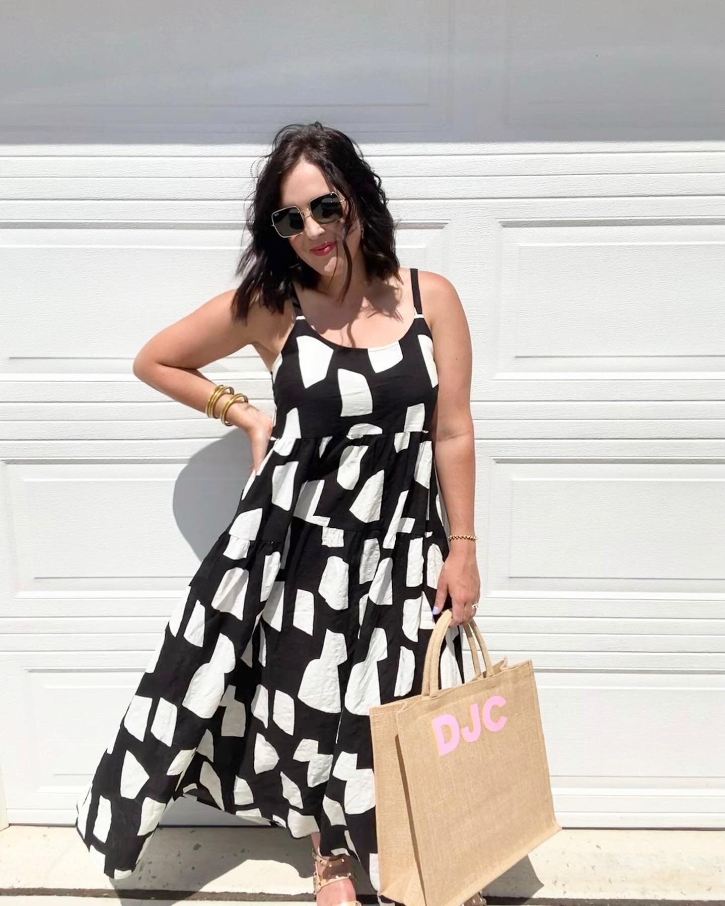 Garage pics are now a thing here at DK 💁🏻&zwj;♀️

Fri-Yay&rsquo;s @amazon find 👇🏼

&gt;&gt;&gt; Man OHH man was I wowed when I put this $25 dress on! The fit is flowy perfection! Runs TTS ++ @amazonprimeusa!! 

Soooo many print options! This was 