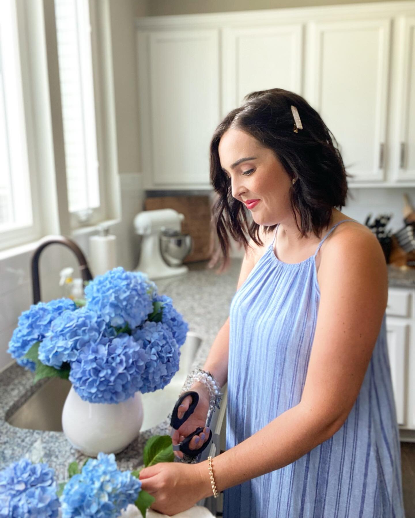 Good morning babes! Looking for an instant mood booster &gt;&gt; find your Mama&rsquo;s hydrangeas and cut some fresh stems for your kitchen! 💙 These gorgeous flowers have brought me so much joy this week!! 

Shared this dress on @shop.ltk &gt;&gt; 