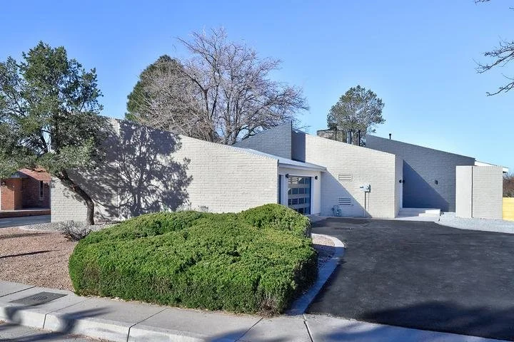 Contemporary Golf Course Home Albuquerque, New Mexico