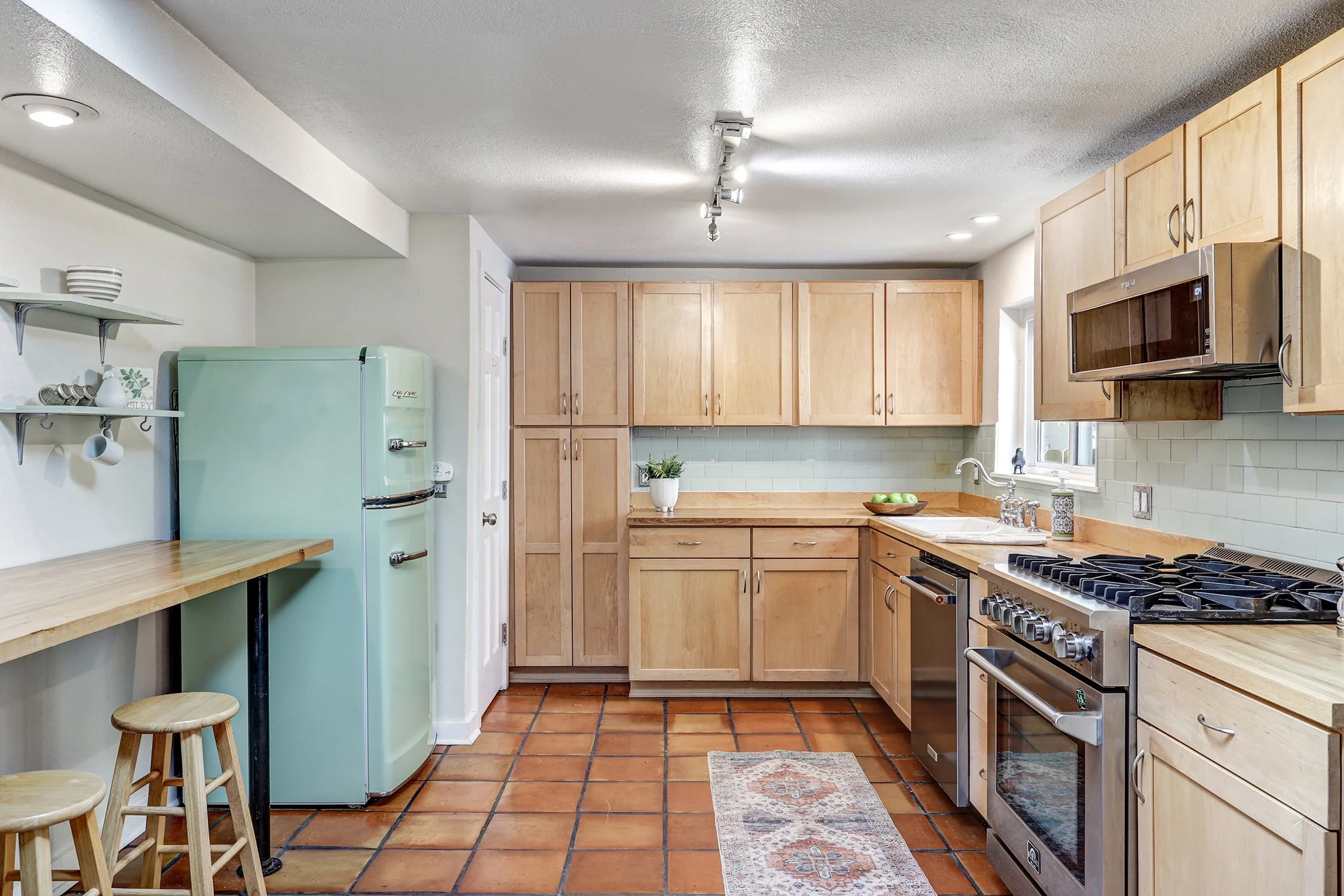 615 Edith Boulevard SE-Kitchen