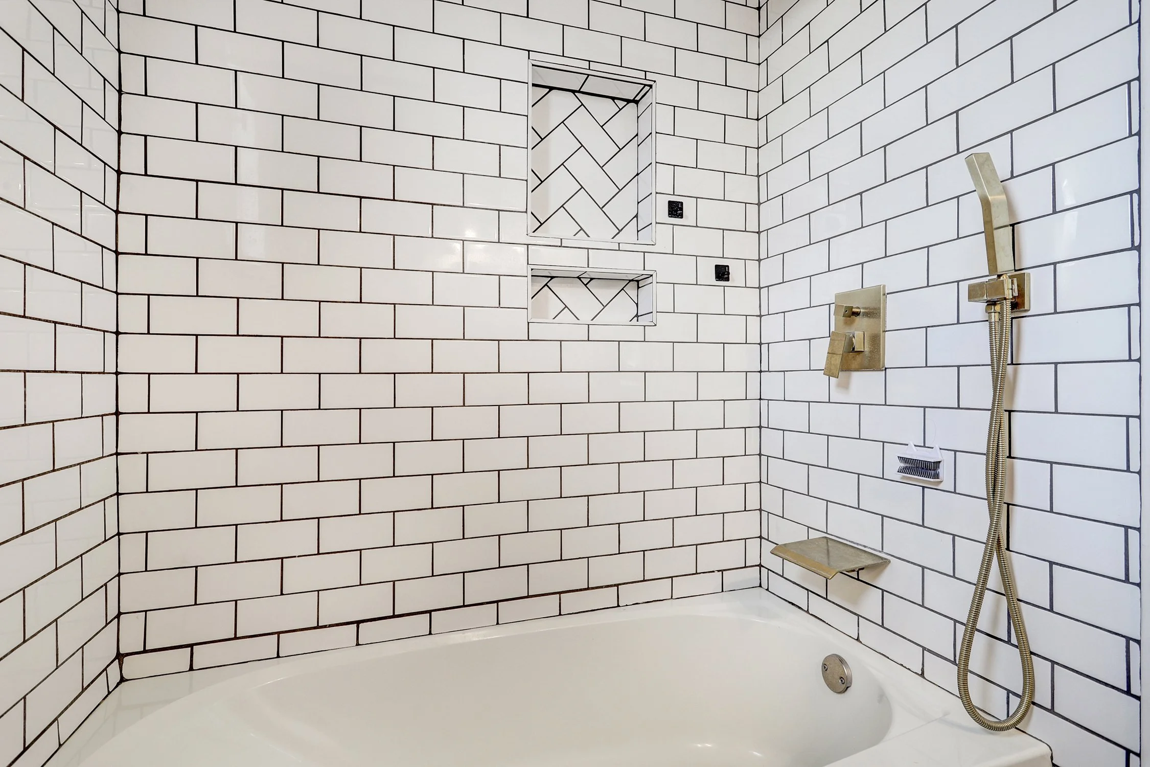 1412 Alvarado Drive NE-Bath