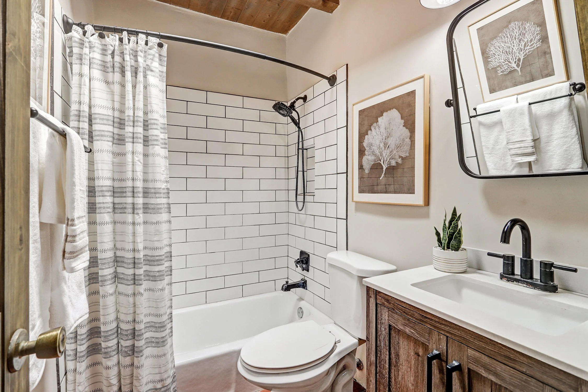 220 San Pasquale Avenue NW-Bath