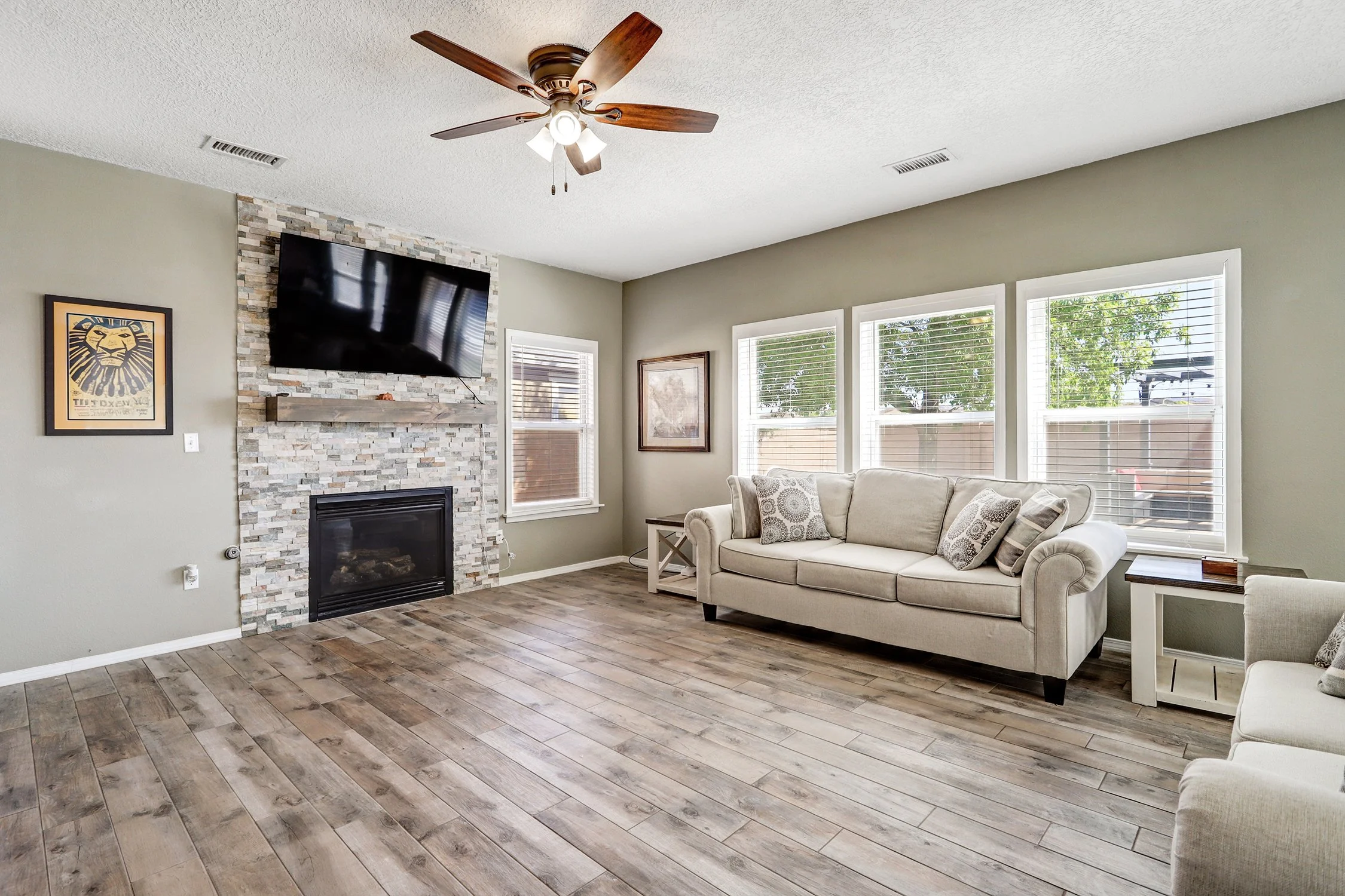 3728 Clear Creek Road NE-Living Area
