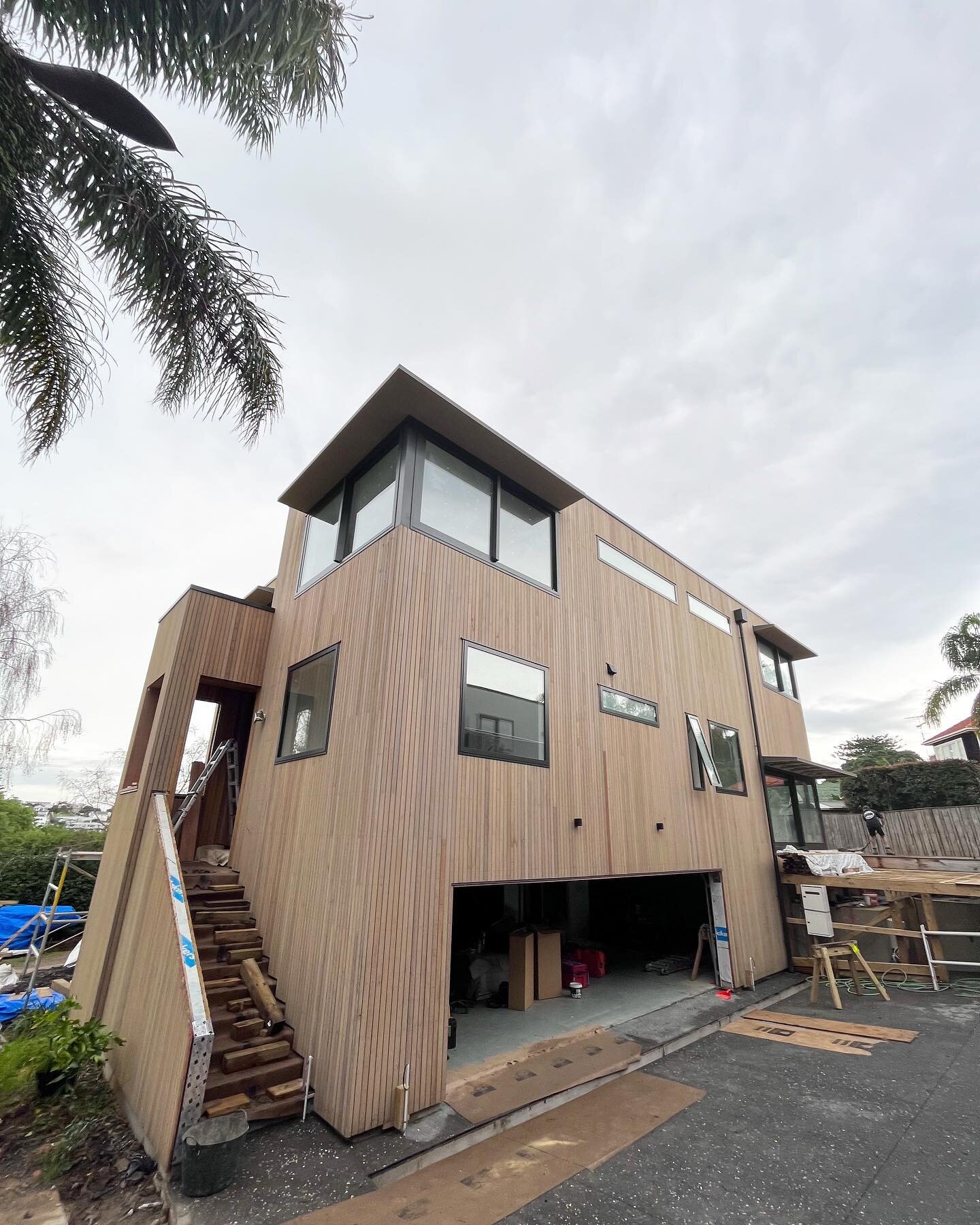 The Orakei project is looking phenomenal✨ Even the clouds today can&rsquo;t get in the way☁️
This super stunning re-clad build will soon be finished and we cannot wait to see it🏡🔨 

#nextlevelconstruct&nbsp;#designandbuild&nbsp;#building&nbsp;#inte