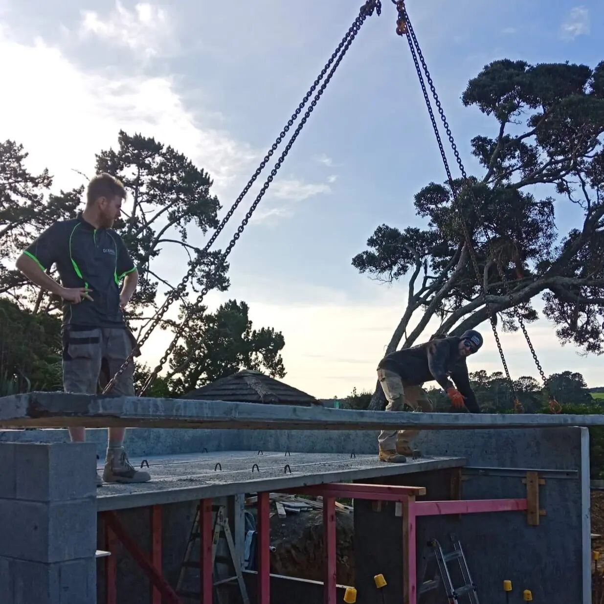 Lifting into place the roof of the incredible sauna at our job in Whenuapai. Look how happy Martin is about smashing it out!!

📸 Sam M

#nextlevelconstruct&nbsp;#designandbuild&nbsp;#building&nbsp;#interiordesign&nbsp;#engineering&nbsp;#renovation&n