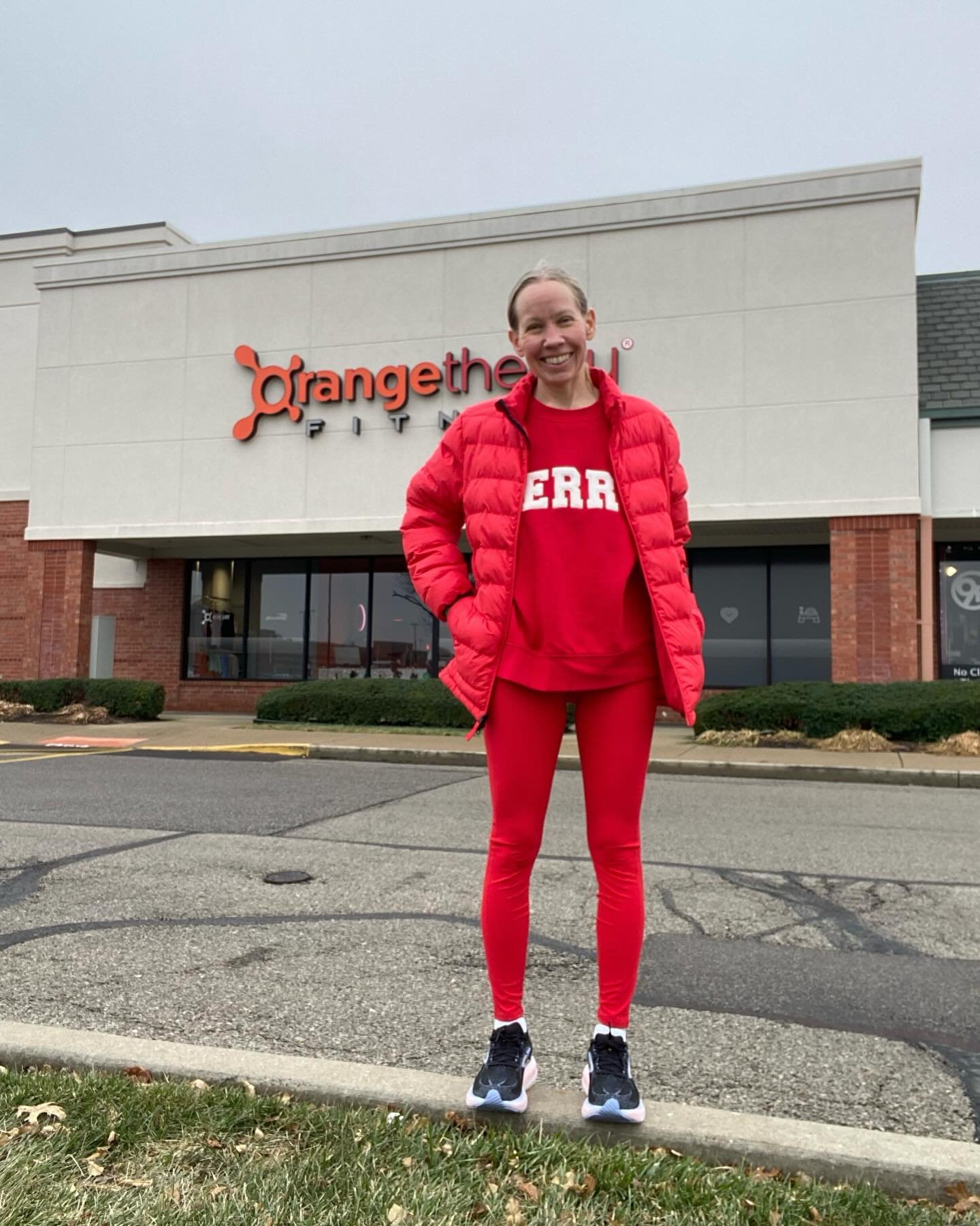 How Midwest people dress when it&rsquo;s 20 degrees or below: no hat, no gloves and unzipped jackets&hellip;IF they&rsquo;re even wearing one, that is. 😂🤷&zwj;♀️

Meanwhile I rock a long giant puffer with a the warmest beanie, scarf, &amp; gloves I