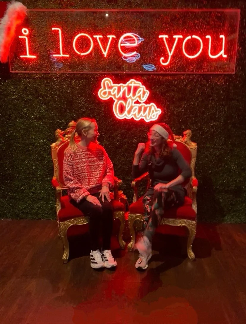 I guess my first sign that this wasn&rsquo;t the real Santa should&rsquo;ve been obvious, given the curly brown hair, slender frame, and the fact that &rdquo;he&rdquo; was a she&hellip; and my sister. 😂🎅🏻
#sisterfun #nottherealsanta