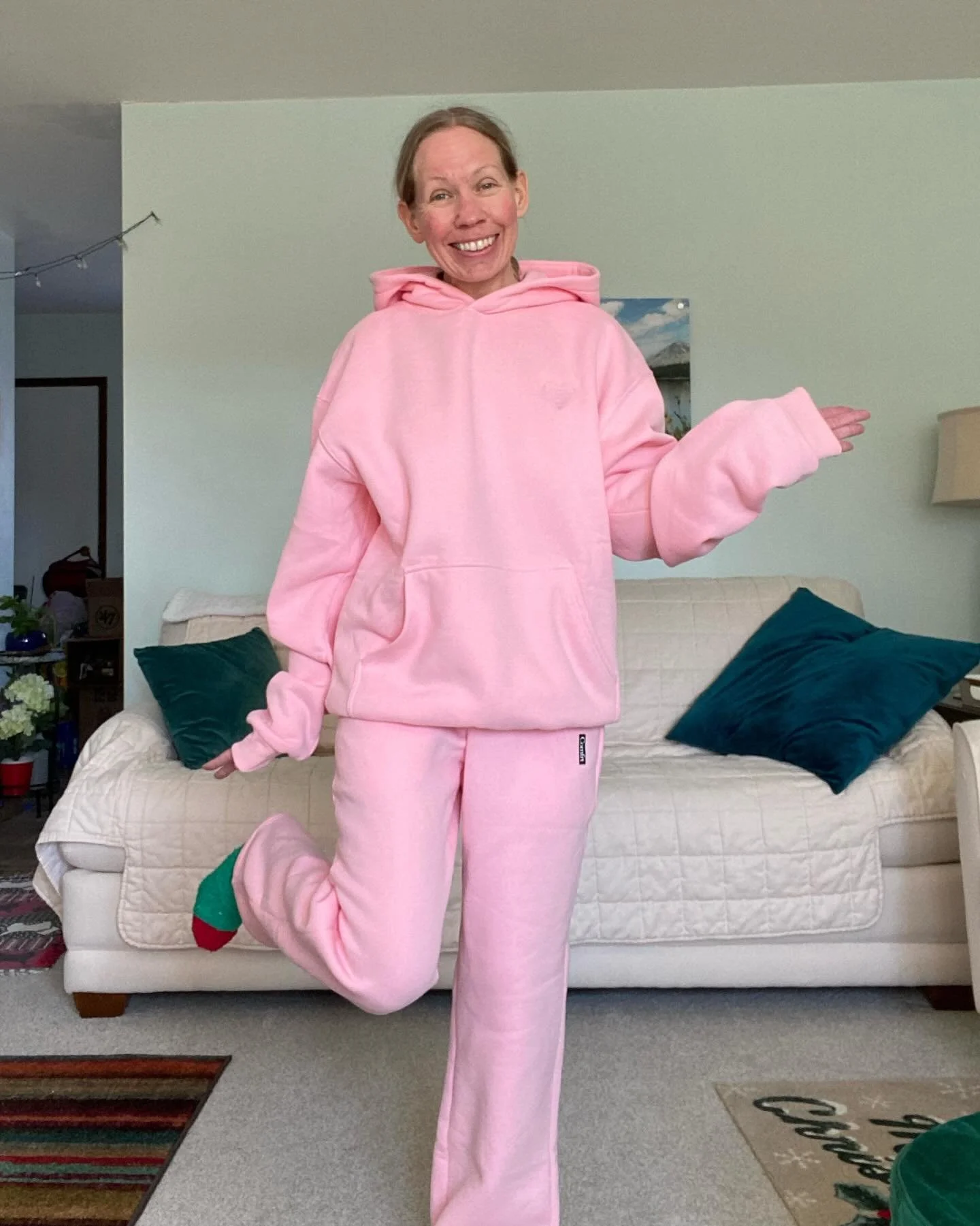 Don&rsquo;t have a Valentine? Me either&hellip;no problem! V Day&rsquo;s all about love, so spread some love &amp; kindness to friends, strangers, and anyone you come in contact with today. 🩷❤️🩷

Check out the back of my @comfrt sweatshirt for insp