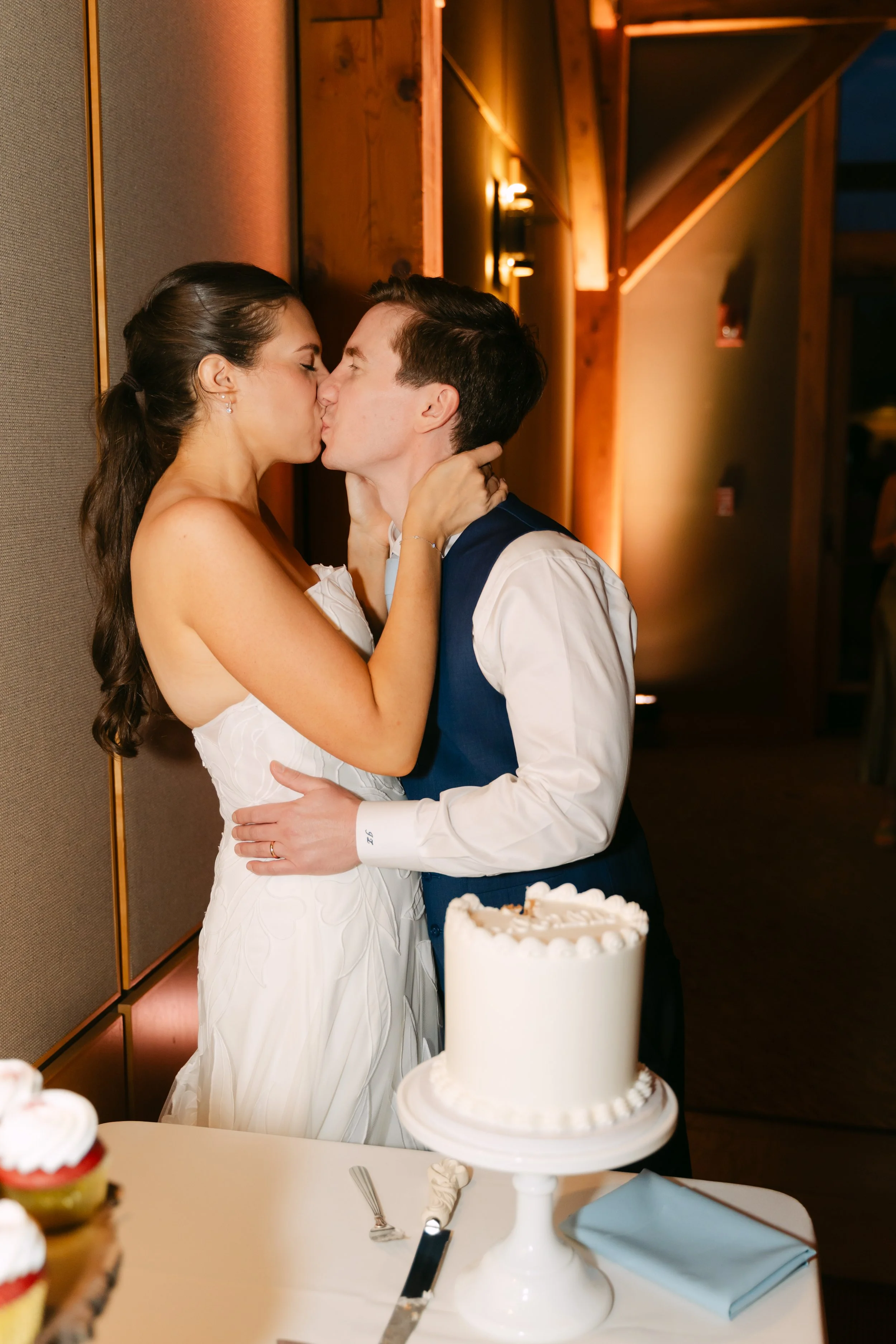 ZimmermanWedding_TheLodgeSkaneatelesNY-2620.jpg