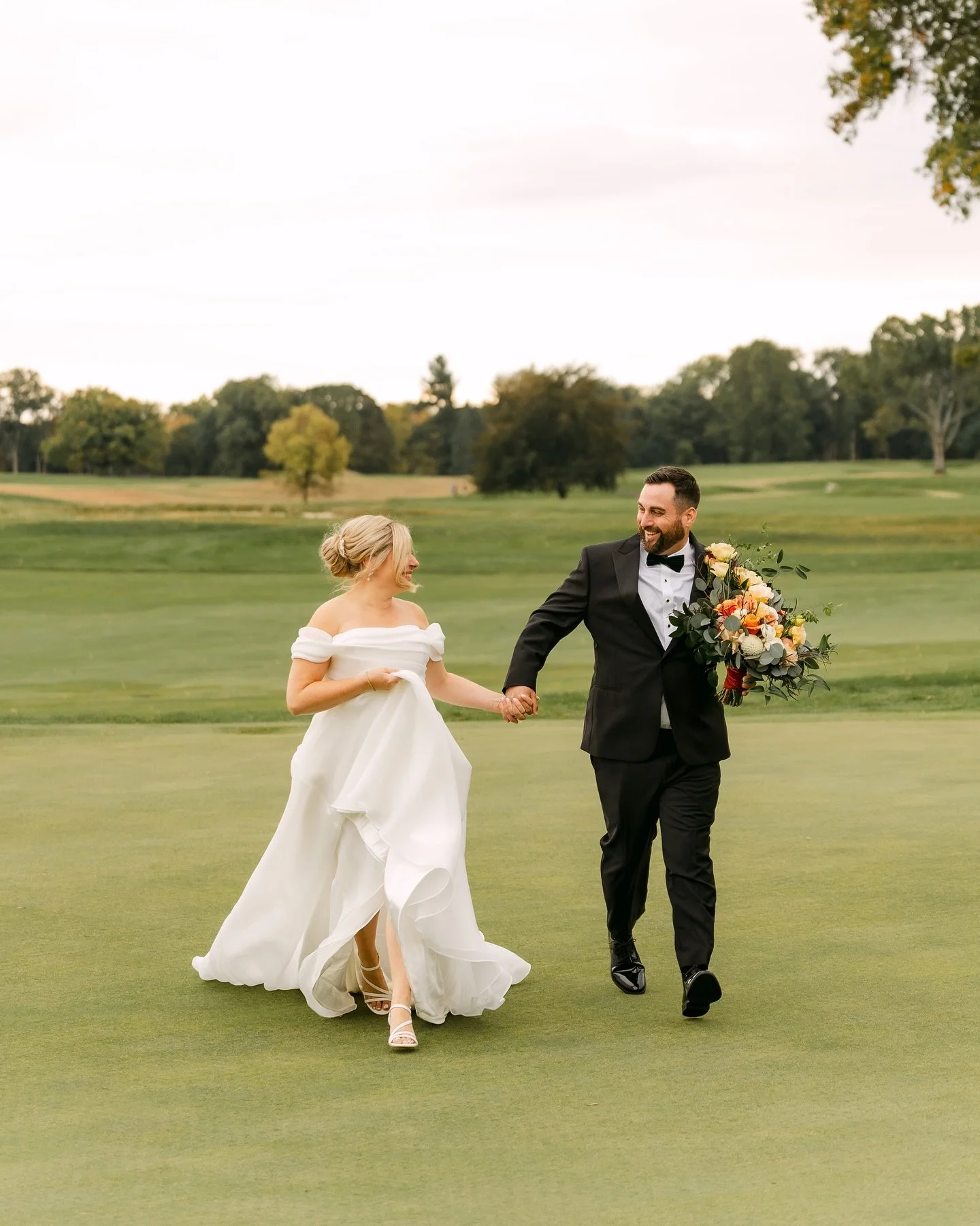 Elyse &amp; Peter 🫶🏼 
We love you both so much! Thank you for trusting us to capture your stunning fall wedding day! 

📸 @jv_films_photo
🎥 @jv_films_photo 
📍 @monroegc1923 
✏️ @jennarayne_ 
👰&zwj;♀️ @magnolialainebridal
💐 @stacykfloral
🧁 @yea