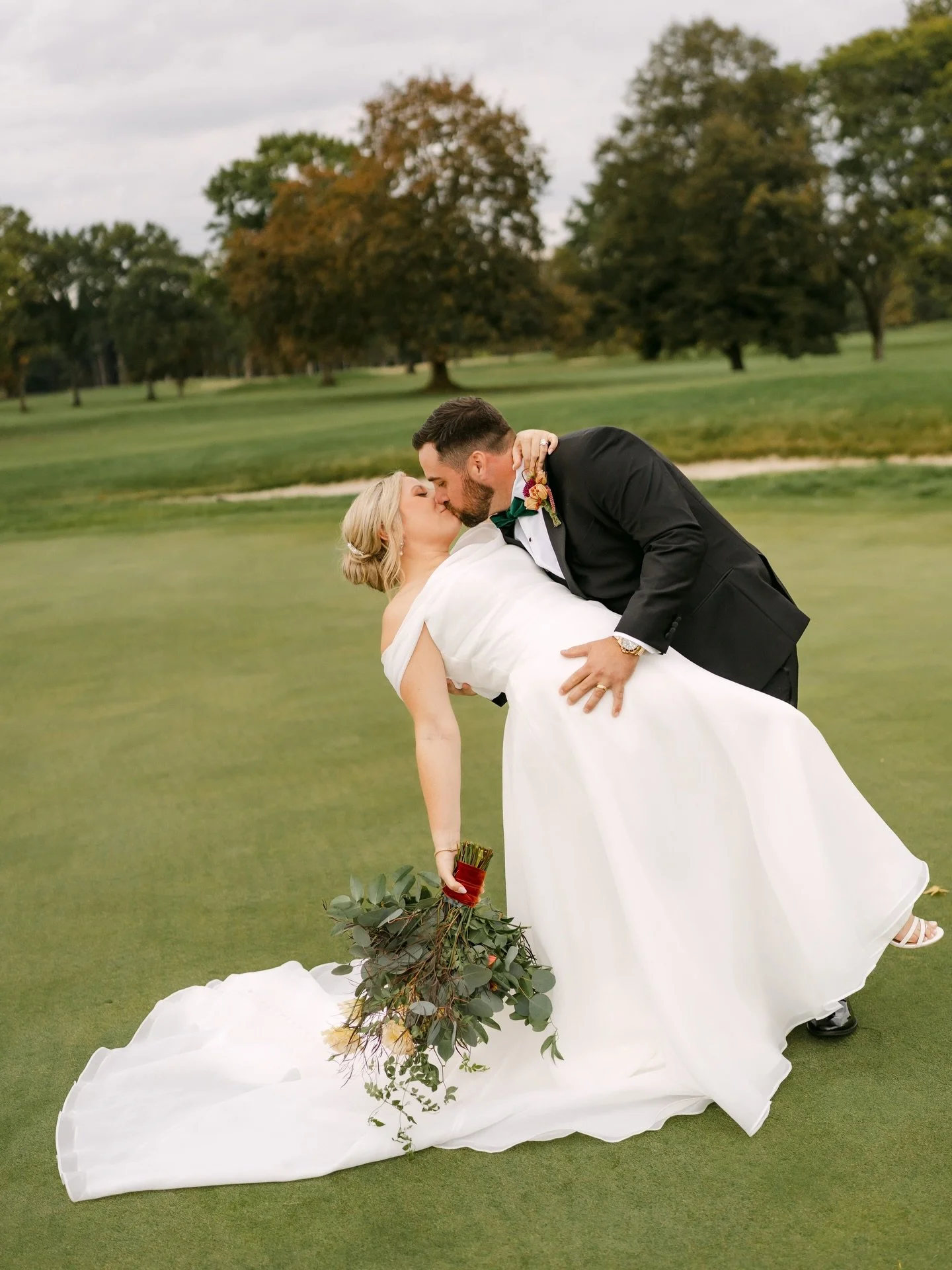 There&rsquo;s just SOMETHING about a Golf Club wedding ⛳️🫠

📸 @jv_films_photo
🎥 @jv_films_photo 
📍 @monroegc1923 
✏️ @jennarayne_ 
👰&zwj;♀️ @magnolialainebridal
💐 @stacykfloral 
🎧 @encoreevents
❤️ @dillyse 

#rochesterny #rochesternyweddingpho
