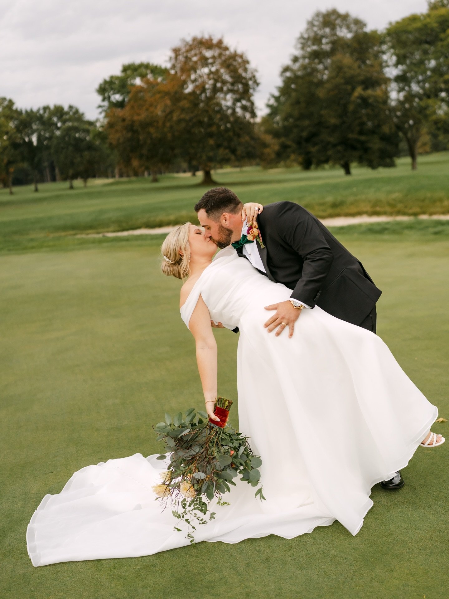 There&rsquo;s just SOMETHING about a Golf Club wedding ⛳️🫠

📸 @jv_films_photo
🎥 @jv_films_photo 
📍 @monroegc1923 
✏️ @jennarayne_ 
👰&zwj;♀️ @magnolialainebridal
💐 @stacykfloral 
🎧 @encoreevents
❤️ @dillyse 

#rochesterny #rochesternyweddingpho