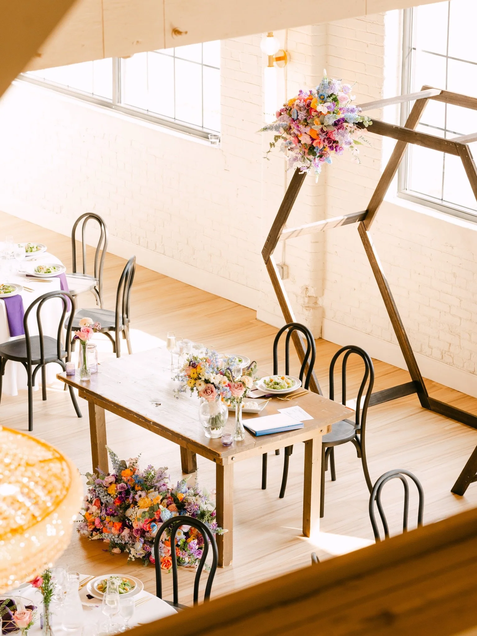 Sunlit wedding day details at Arbor Loft ✨

📸 @jv_films_photo 
🍽️ @farecatering.co
📍 @thearborloft @arborvenues 
💐 @kaleyjones44 
🫶🏼 @kaleyjones22 @ben_w_jones20