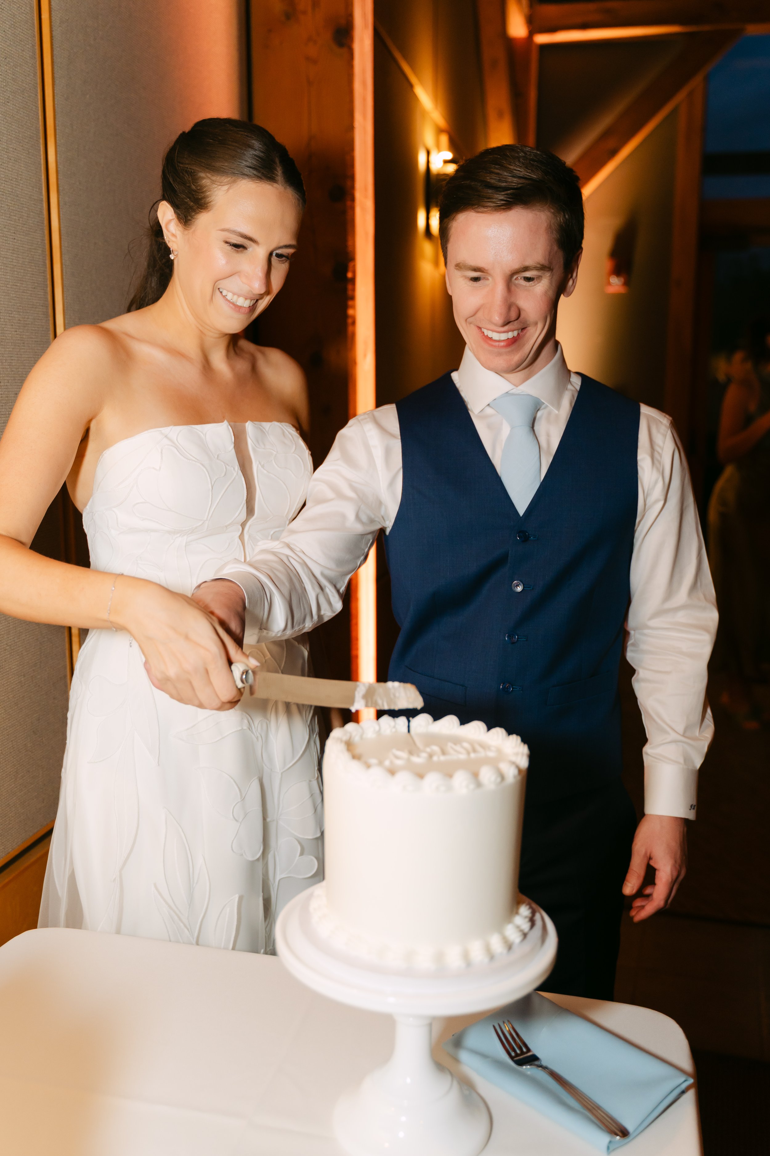 E+J_AllynLodgeatSkaneatelesFieldsNYSWedding-2609.jpg