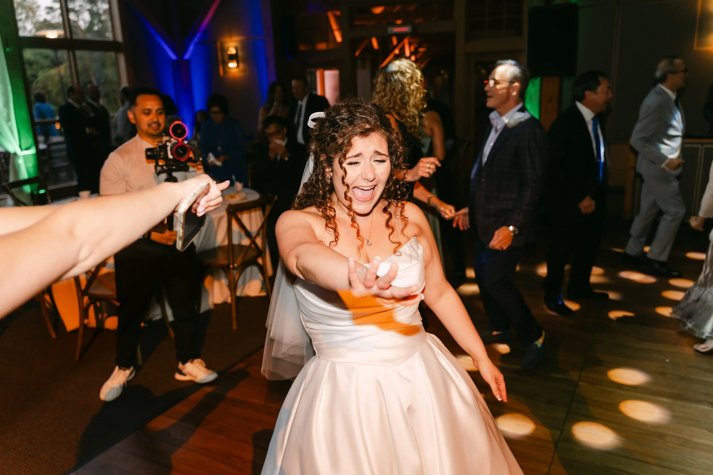 TheLodgeSkaneateles_R+CWedding-08257.jpg