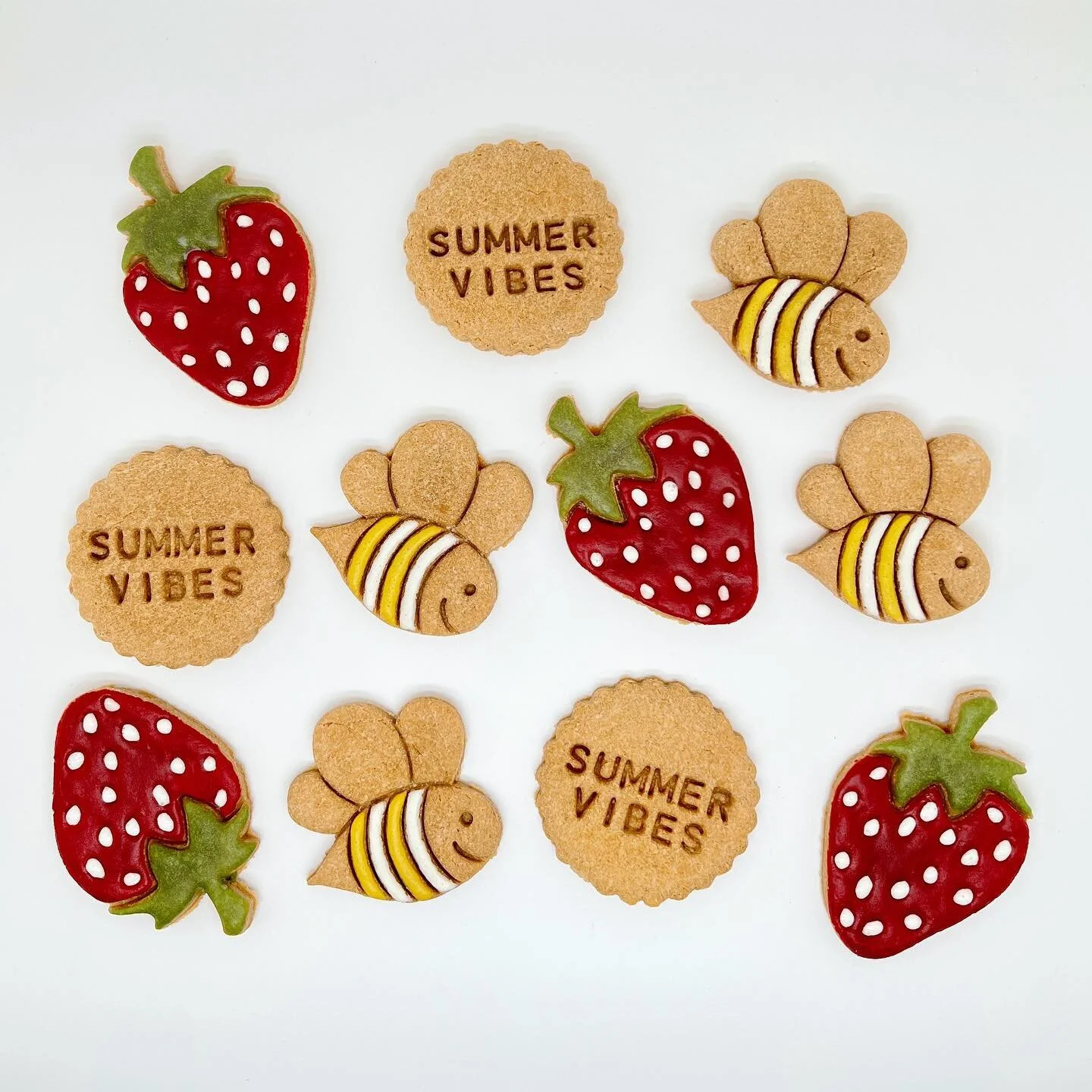 Nothing but summer vibes 🐶🐝🍓 #bakingbark