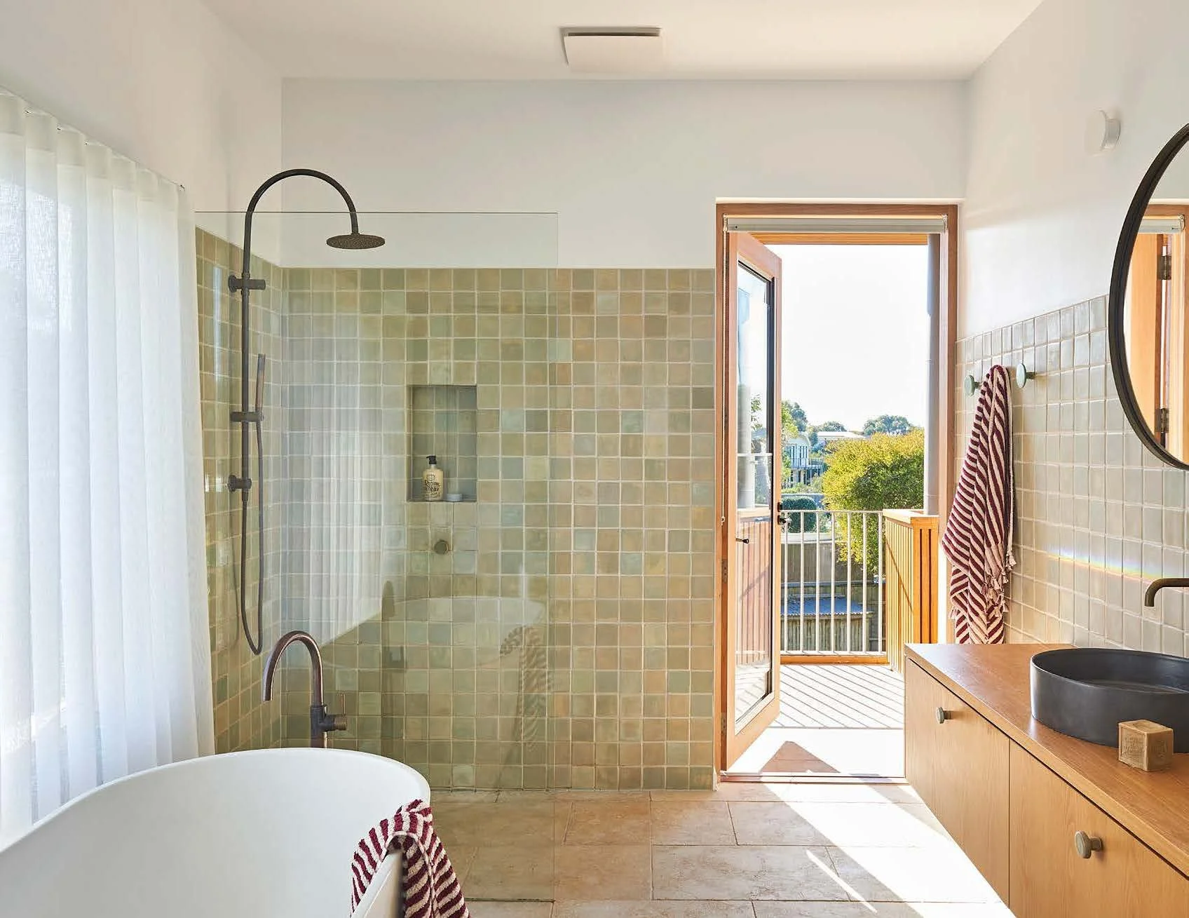 AC2503p094_House Barwon Ceramicist Sophia Legoe_v2.0_Page_4_Image_0001.jpg