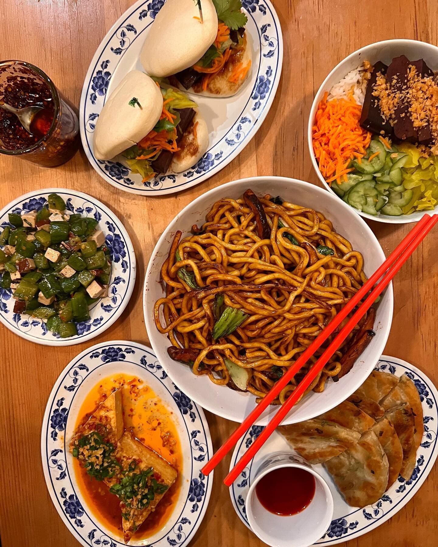 Shanghainese and Cantonese homestyle comfort food 😍 I had heard so many great things about @woonkitchen and I have to say they do live up to the hype. They offer a variety of vegan options to which many are traditional to the cuisine. Here&rsquo;s w