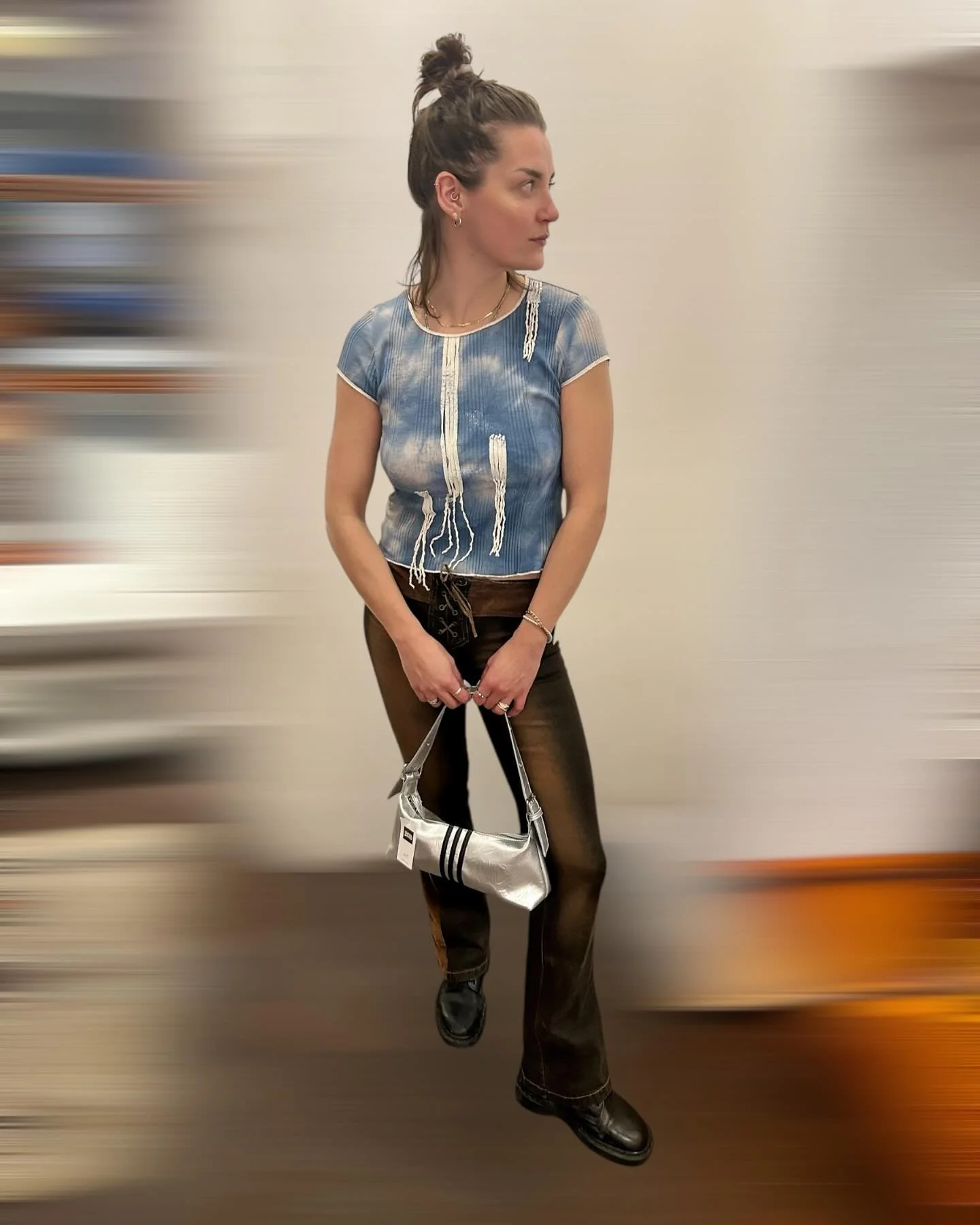 Kleine Y2K-Outfit Inspo by @veranitzki - aktuell noch bei uns erh&auml;ltlich sowie viele weitere 2000er Einzelst&uuml;cke, mit denen wir aktuell ordentlich im Wochentakt aufstocken und von Hand f&uuml;r euch sourcen ❤️&zwj;🔥 
.
.
.
.
.
.
.
.
.
.
.
