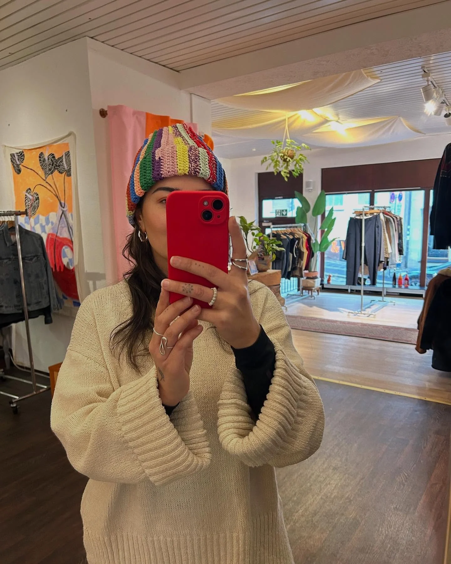 Beanie-Recap! Komplett individuell, unisex und handgemacht aus hochwertigen mixed Materials wie Merino, Baumwolle oder Alpaka-Wolle.🦙 
Bei uns im Store stellen wir immer welche aus, kommt zum anprobieren vorbei! 🙂&zwj;&harr; get toasty
.
.
.
.
.
.
