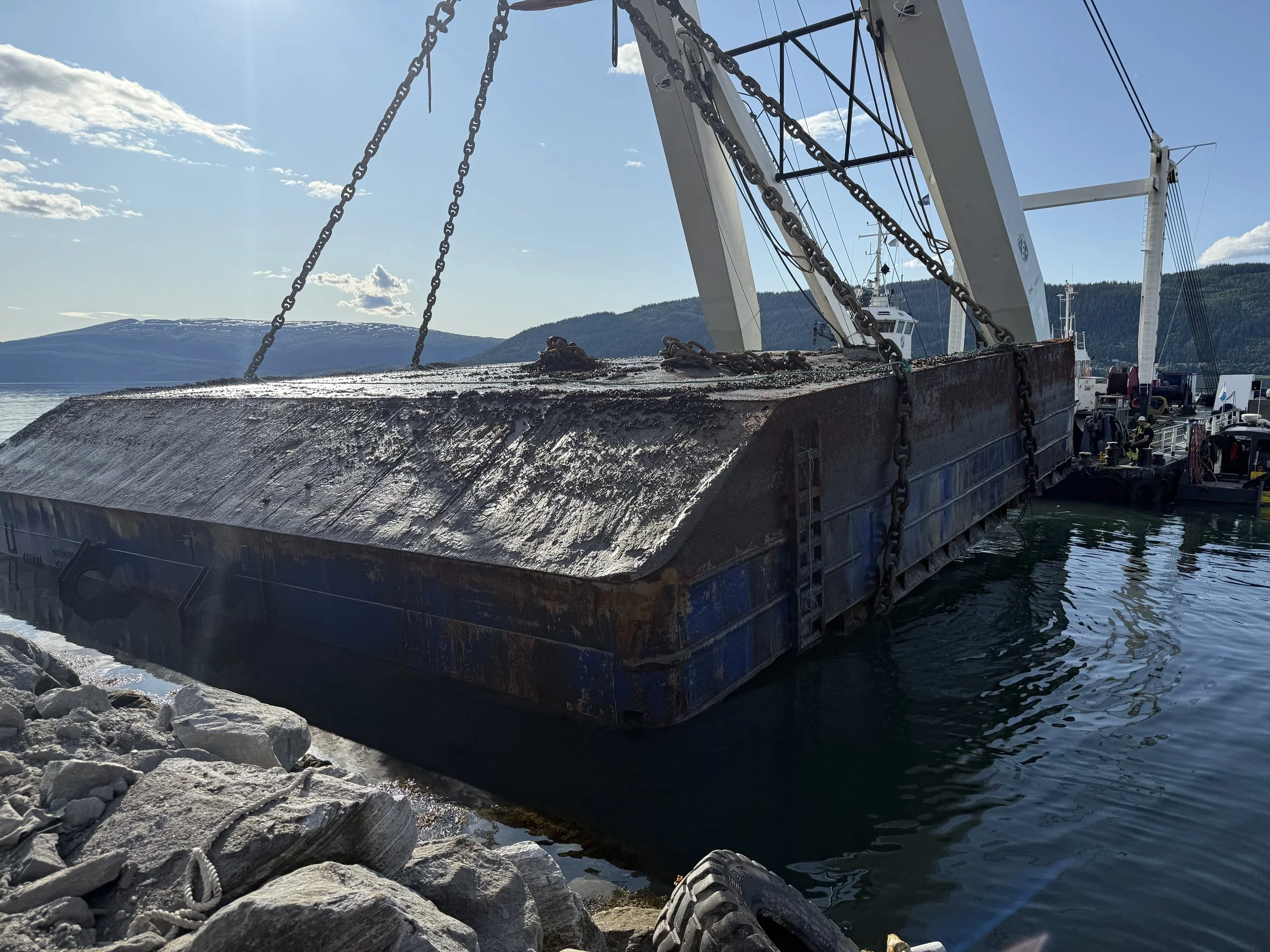 Del av lekterskroget løftes på land i Mo i 
Rana.