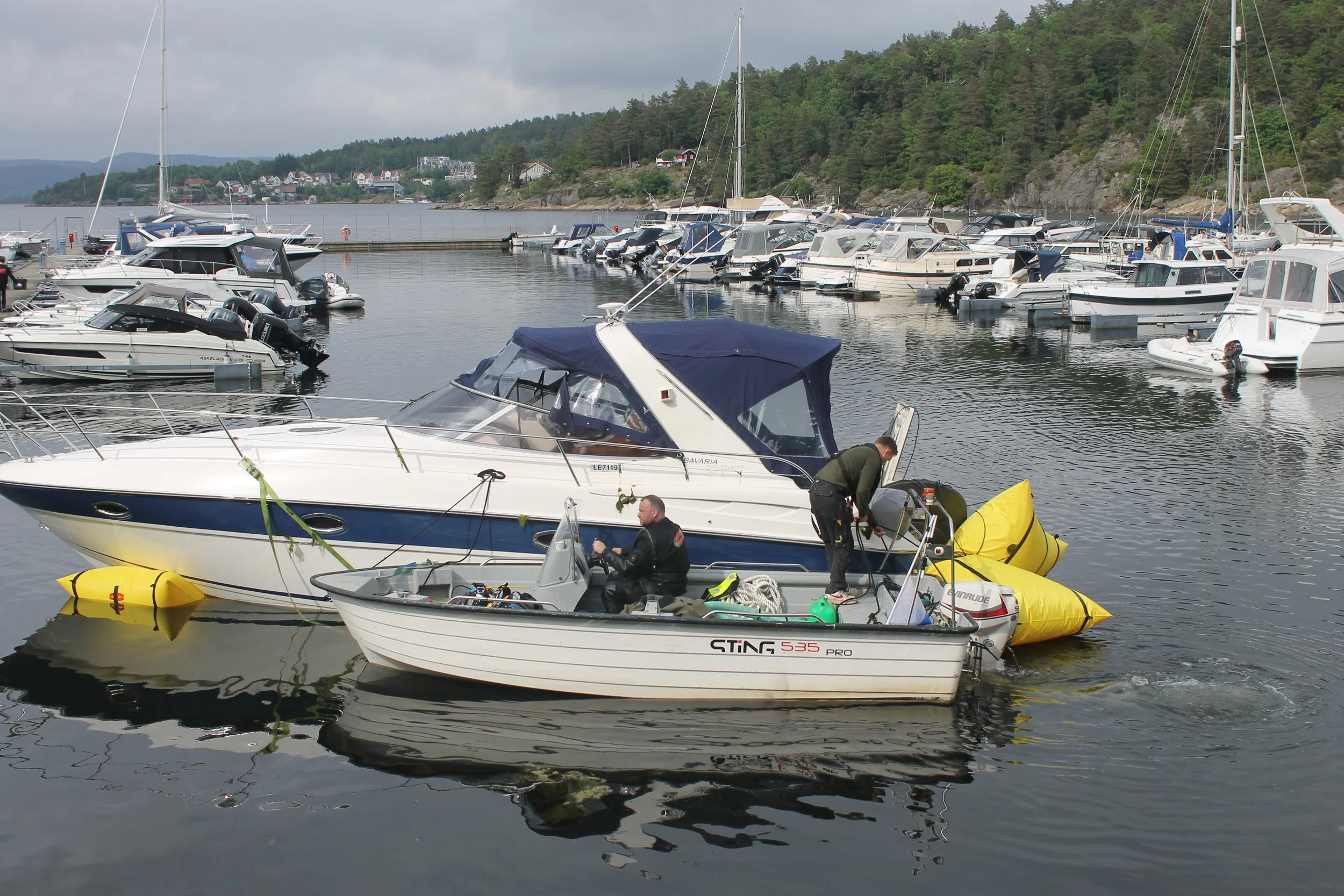 Berging av fritidsbåt Ronsbukta båthavn 27.5.2024.