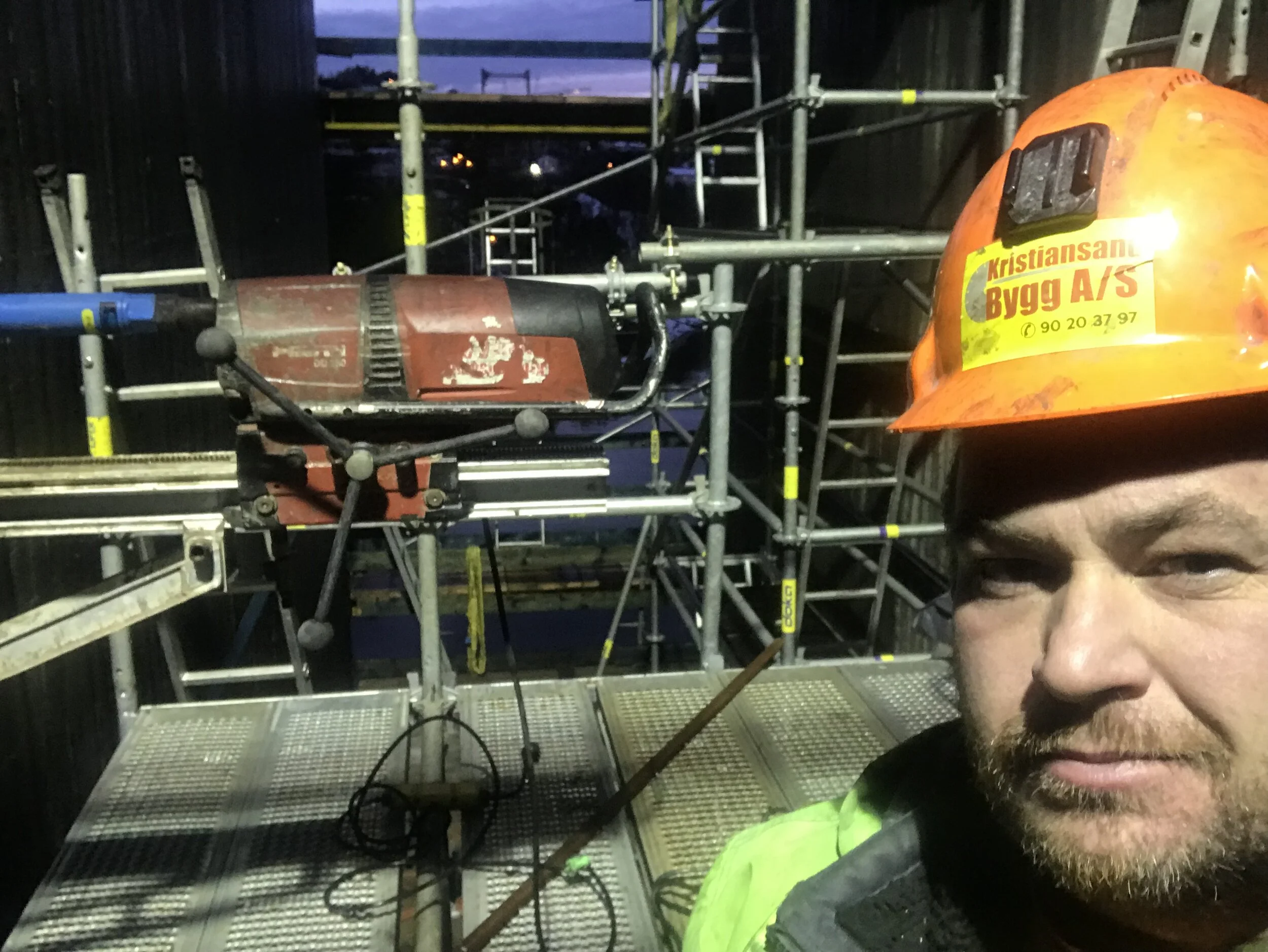 Kjerneboring fra stillas med kjerneboremaskin – Kristiansand Bygg AS