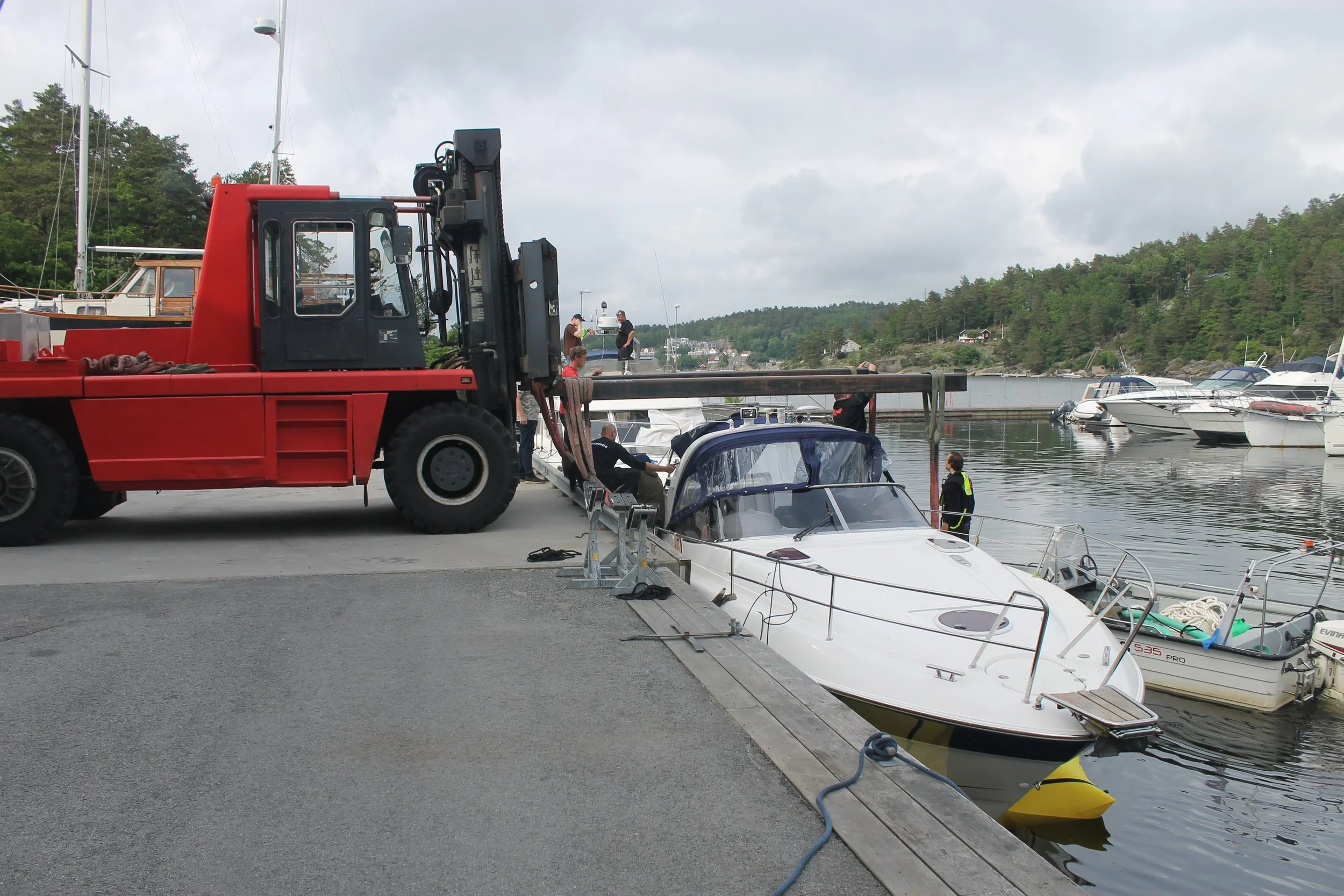 Berging av fritidsbåt Ronsbukta båthavn 27.5.2024.