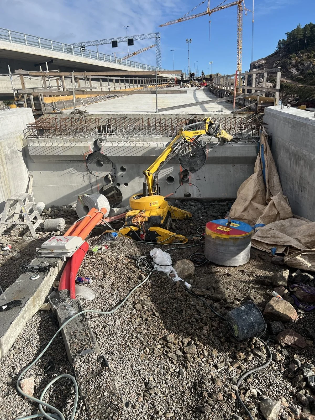 Brokk rivemaskin på brukonstruksjon