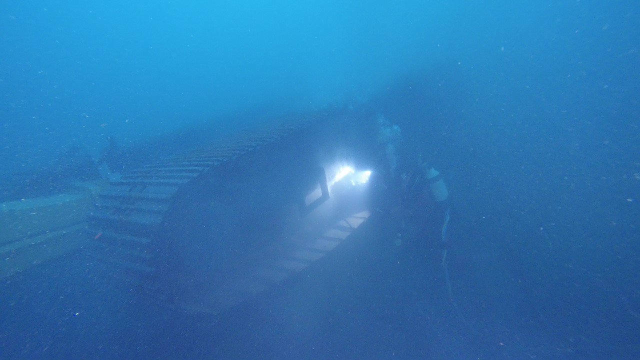 Dykker fra Kristiansand Bygg AS insiserer gravemaskin sunket i Mo i Rana_bilde 2.jpg