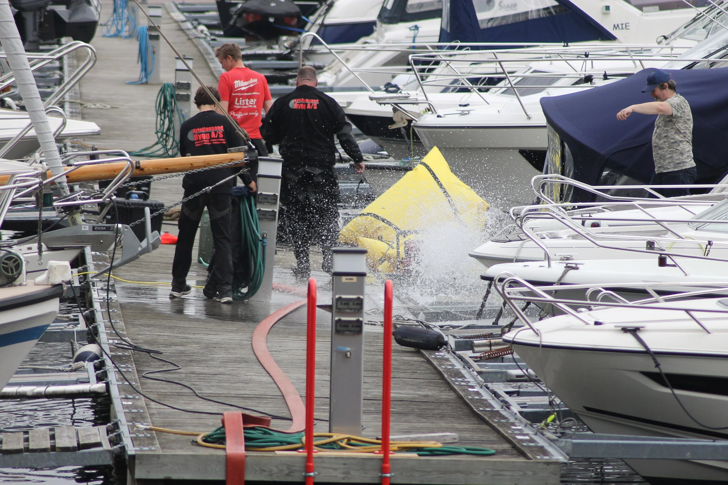 Berging av fritidsbåt Ronsbukta båthavn 27.5.2024.