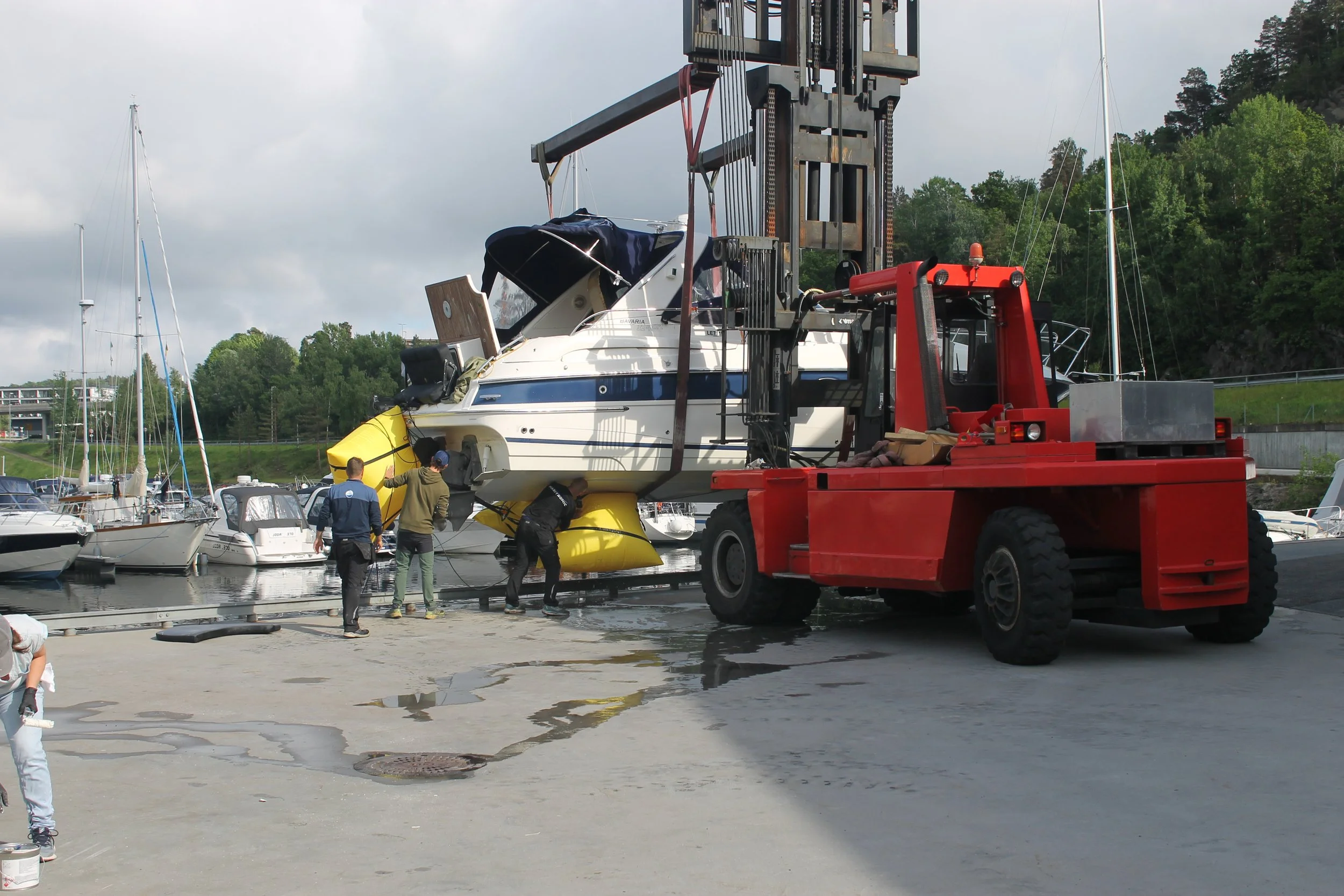 Berging av fritidsbåt Ronsbukta båthavn 27.5.2024.