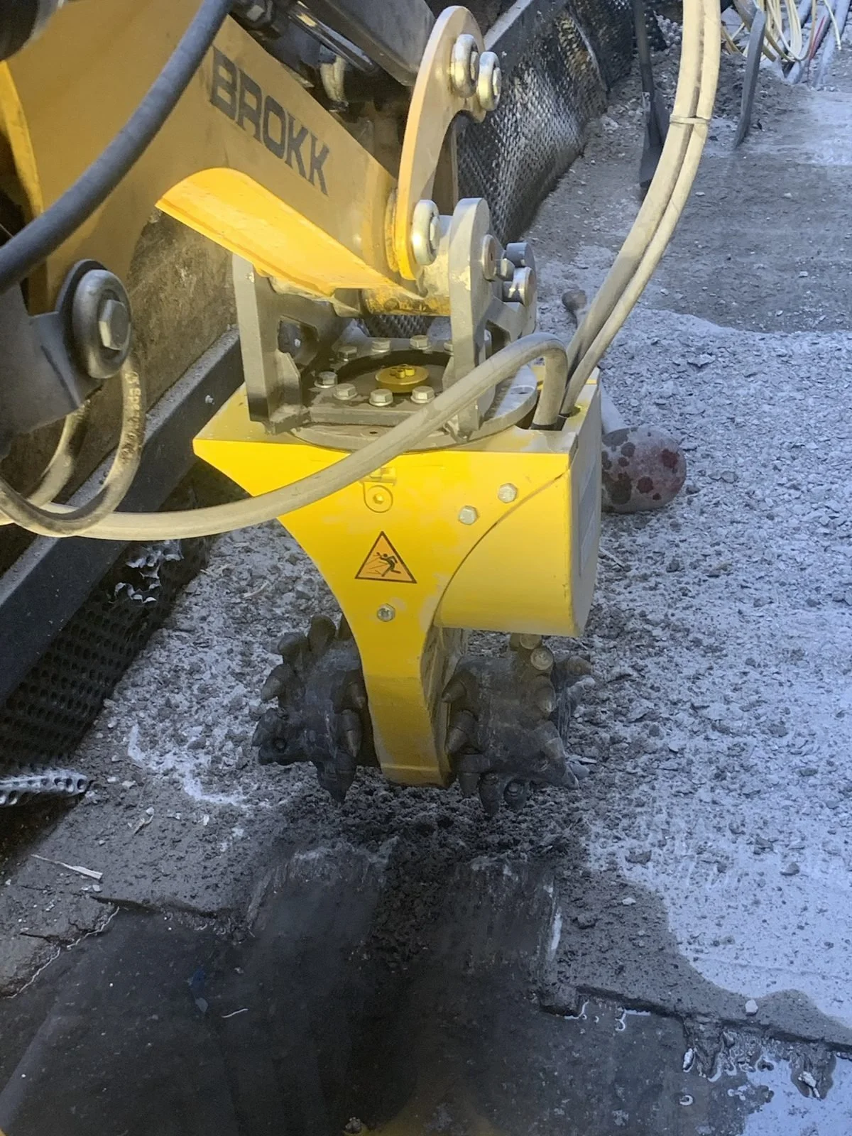 Brokk med fres for fjerning av betonglag