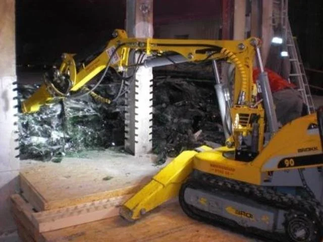 Brokk fjerner varmt glass i ovn