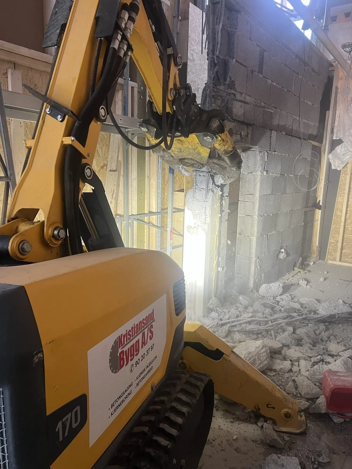 Brokk 170 rivemaskin fra Kristiansand Bygg meisler betong med hydraulisk hammer