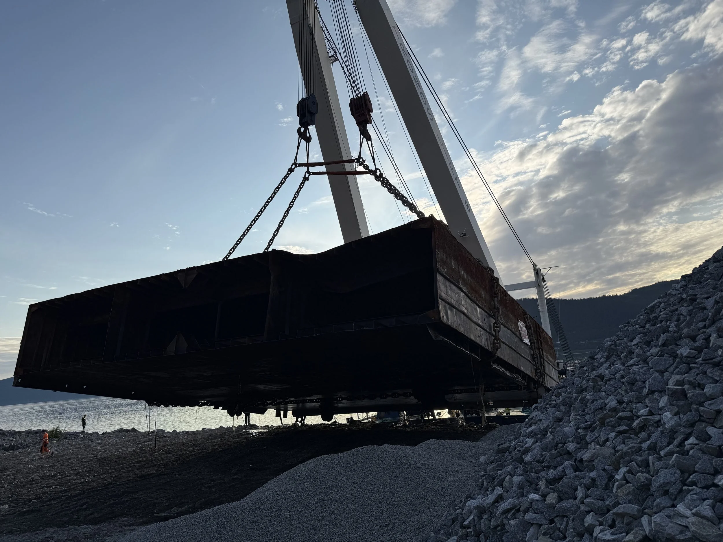 Oppdelt lekterdel løftes på land i Mo i Rana.jpg