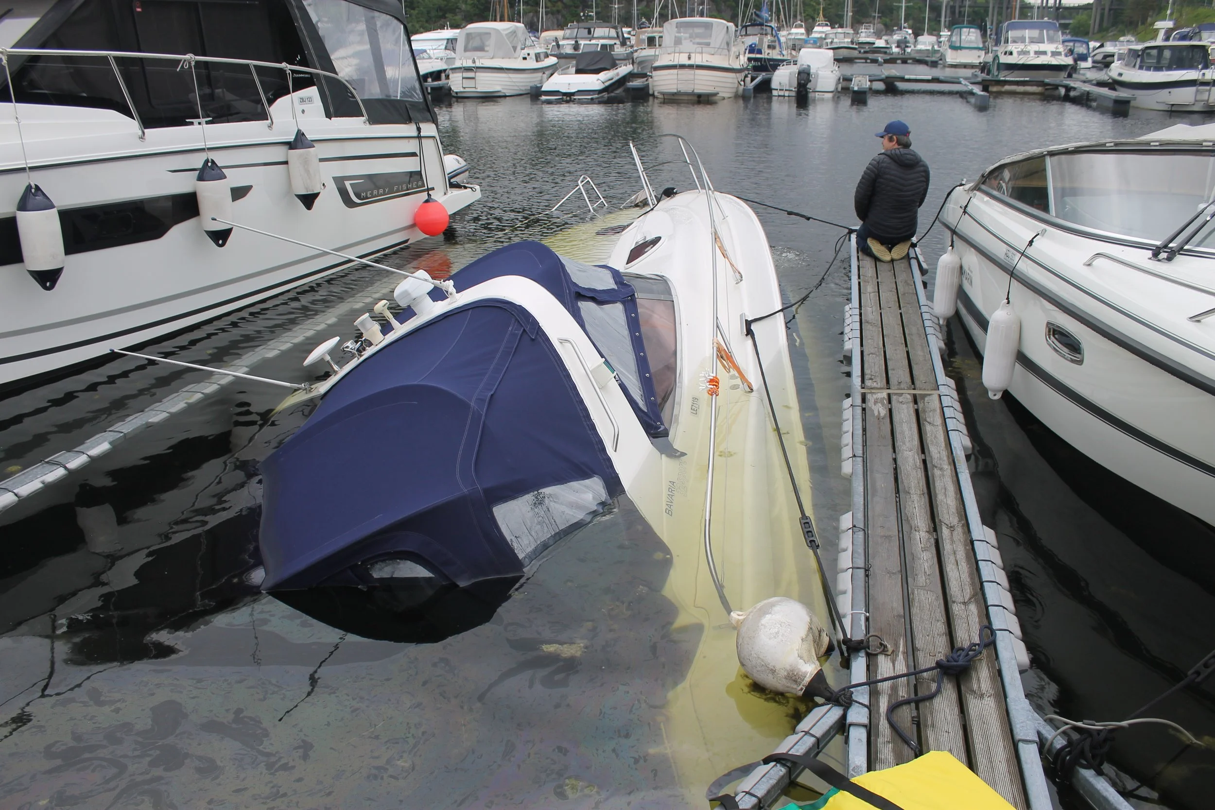 Berging av fritidsbåt Ronsbukta båthavn 27.5.2024.