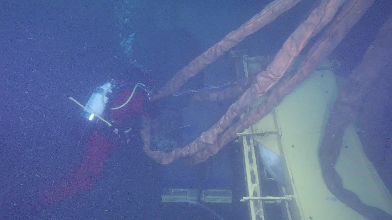 Klargjøring for heving av del av gravemaskin sumket i Mo i Rana.jpg