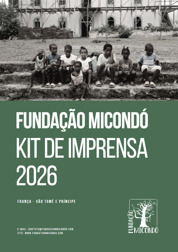 Un groupe d'enfants assis sur des marches devant un bâtiment en rénovation. Texte : 'Fundação Micondó Kit de Imprensa 2025'. Emplacement : France - São Tomé e Príncipe. Contact email et site web fournis au bas.
