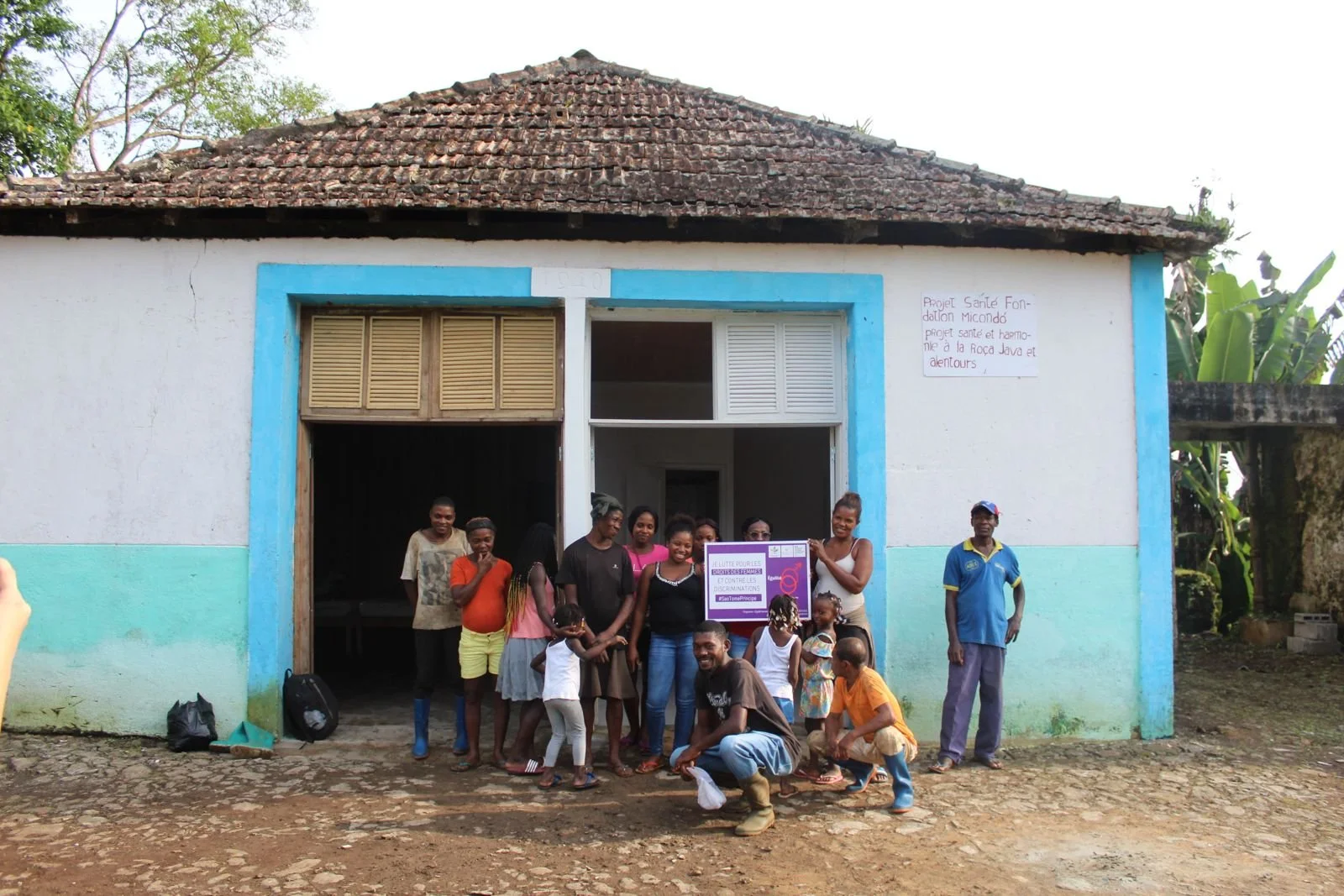 WhatsApp femmes java devant le poste de sante .jpeg