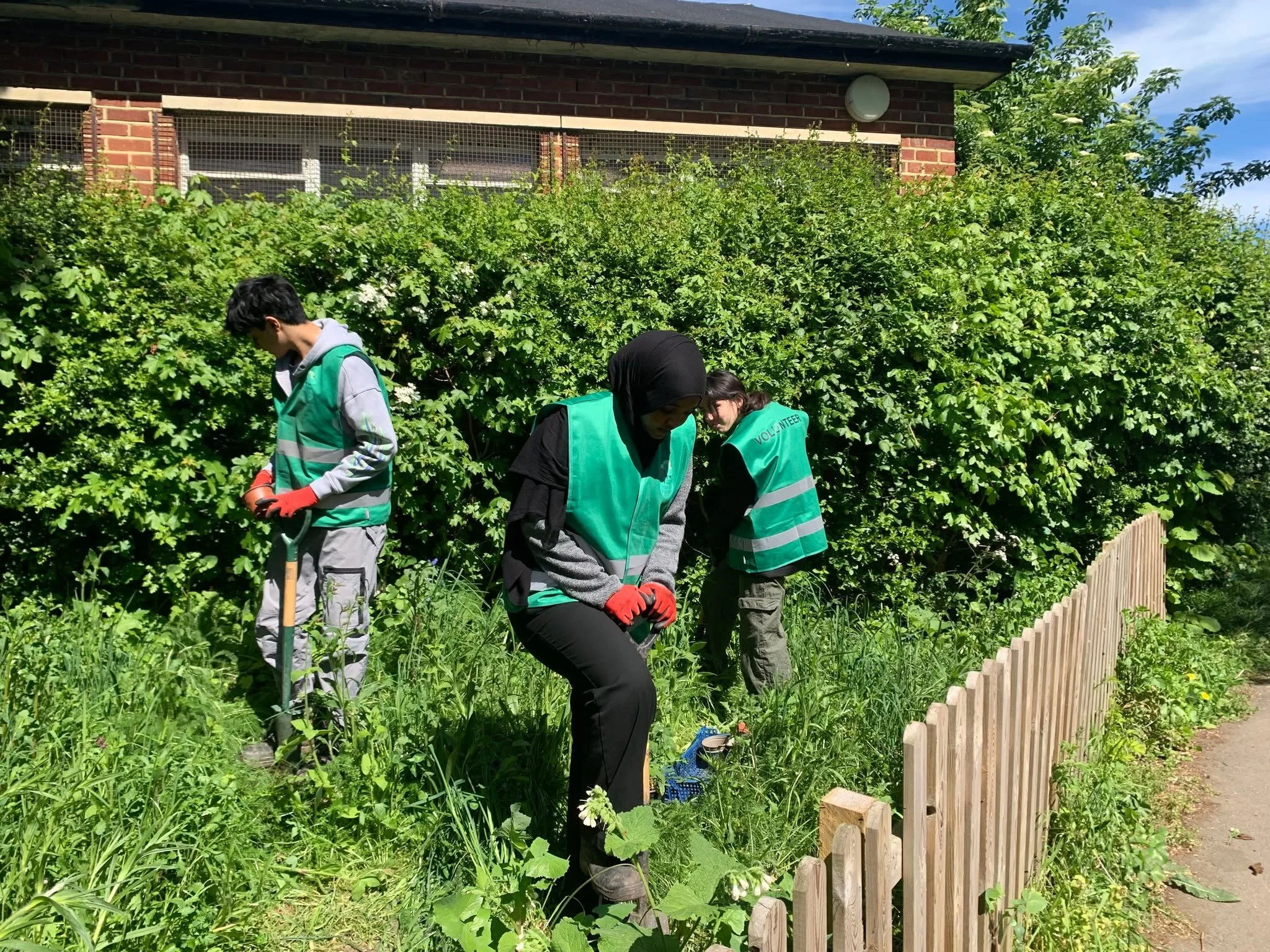 It's #NationalChildrensGardeningWeek this week, and we're spotlighting our brilliant Youth Volunteer group. From pruning, to weeding, to planting hedges, this group do it all. Go team! ⭐️ Children are also very welcome to attend our drop-in gardening