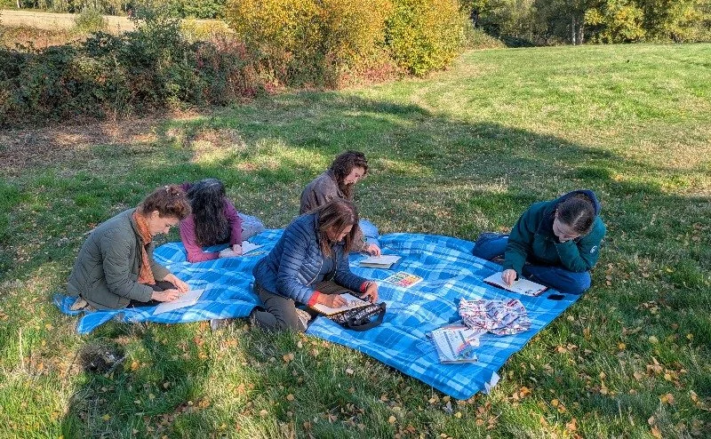 Stuck for something to do with the kids this weekend? Look no further, we're holding a FREE creative family walk with our artist in residence @agasheshilpa 🎨You'll  observe flowers, plants and wildlife and draw, paint, write or take photos in respon