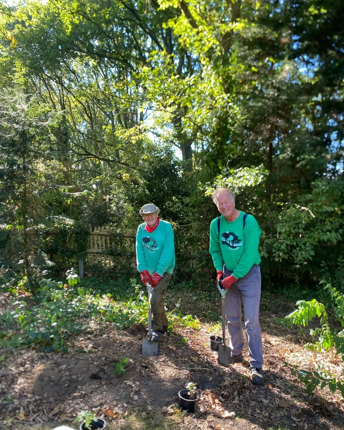 Smiles all round from our volunteers😊 Spending time outdoors is proven to reduce loneliness and improve mental health - with the smiles on these faces we're not surprised!

#hampsteadheath #greensocialprescribing #conservation #urbannature #northlon
