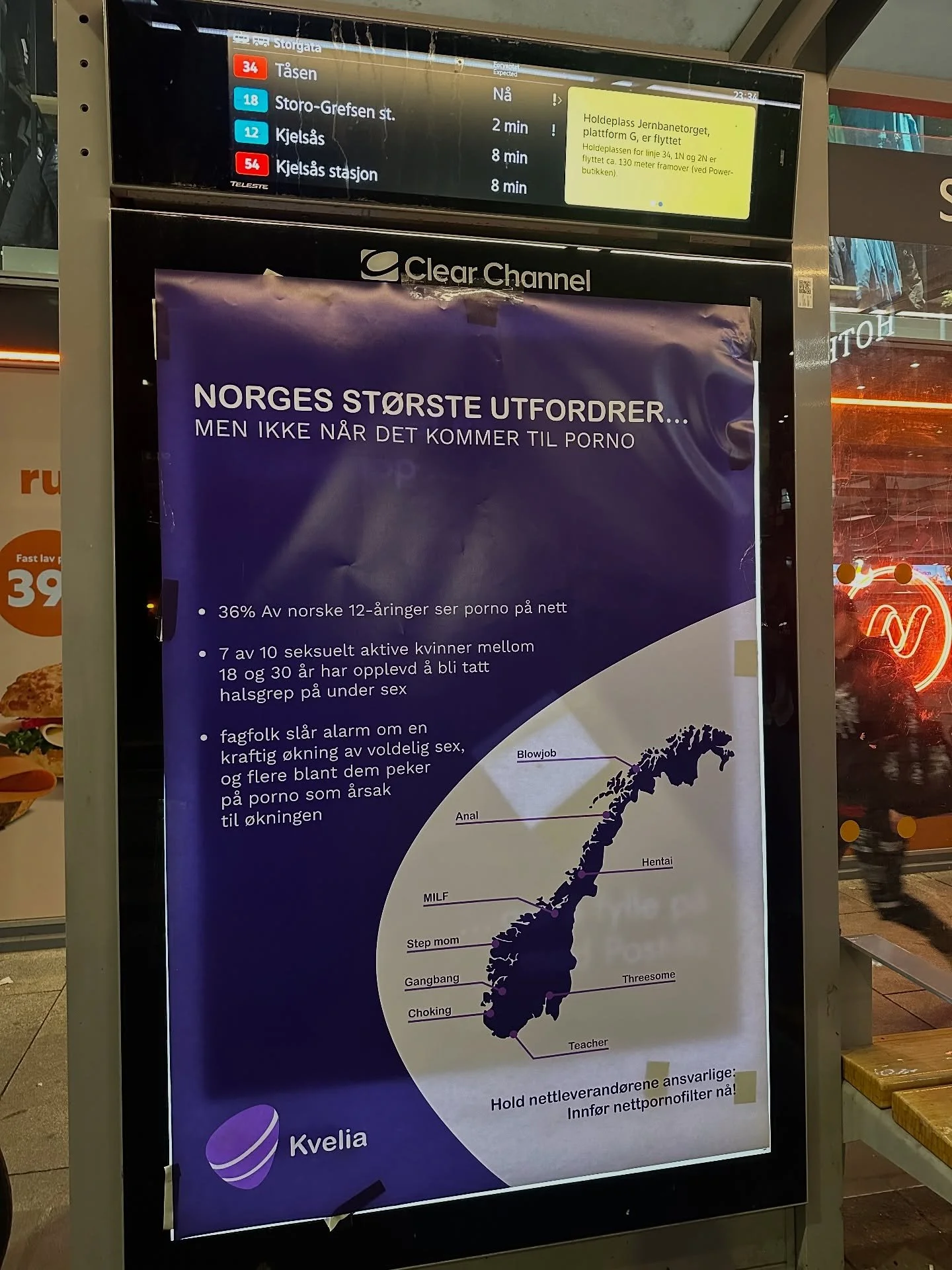 Noen hang opp disse plakatene i Oslo sentrum i g&aring;r kveld!🫢 
Husk at vi har aksjonsdag mot pornokultur i dag med oppm&oslash;te kl 18 p&aring; Youngstorget i Oslo, kl 19 p&aring; Feministhuset i Trondheim, kl 18 p&aring; Domkirkeplassen i Stava