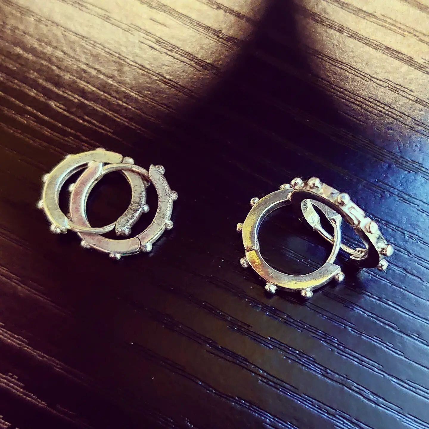 Do you remember that a while ago I posted about making tiny hoops?
.
Well, the ones on the right are my friends silver plated ones.
The ones on the left are the silver replicas that I decided to make so that they can be polished and kept looking good