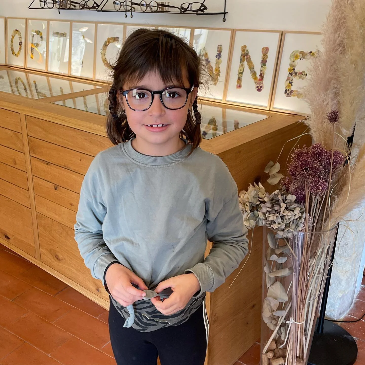 La jolie Mathilde et ses @bambinocle 👁

#opticiencreateur #exclusivit&eacute; #lunetier #lunetiercreateur #creation #independant #uzes #lavueestbelle #mesclientssontlesplusbeaux #mesclientssontlesplussympas @madeingard.fr @uzesfrance
