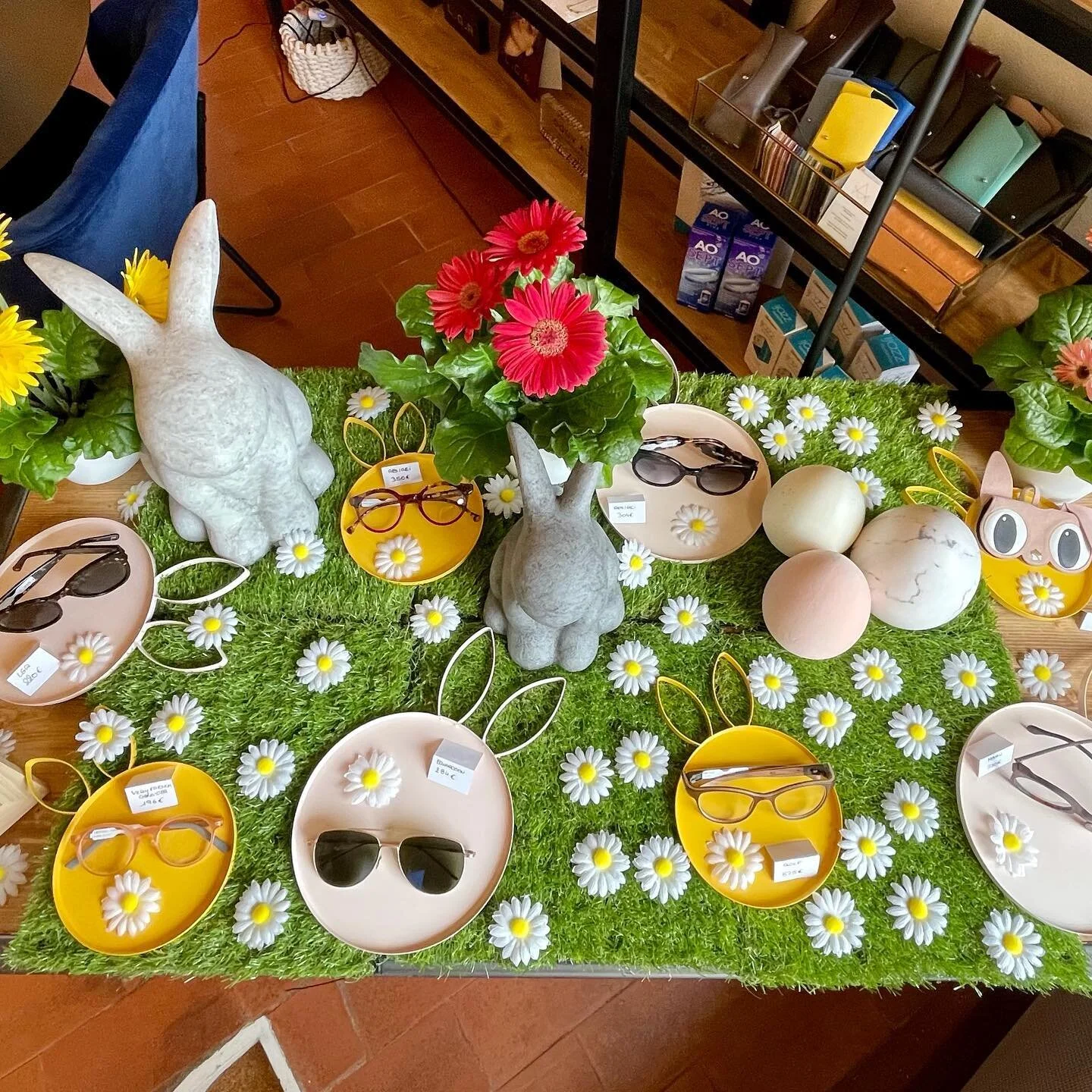 Vitrine de P&acirc;ques ! 

#opticiencreateur #exclusivit&eacute; #lunetier #lunetiercreateur #creation #independant #uzes #lavueestbelle #mesclientssontlesplusbeaux #mesclientssontlesplussympas @madeingard.fr @uzesfrance