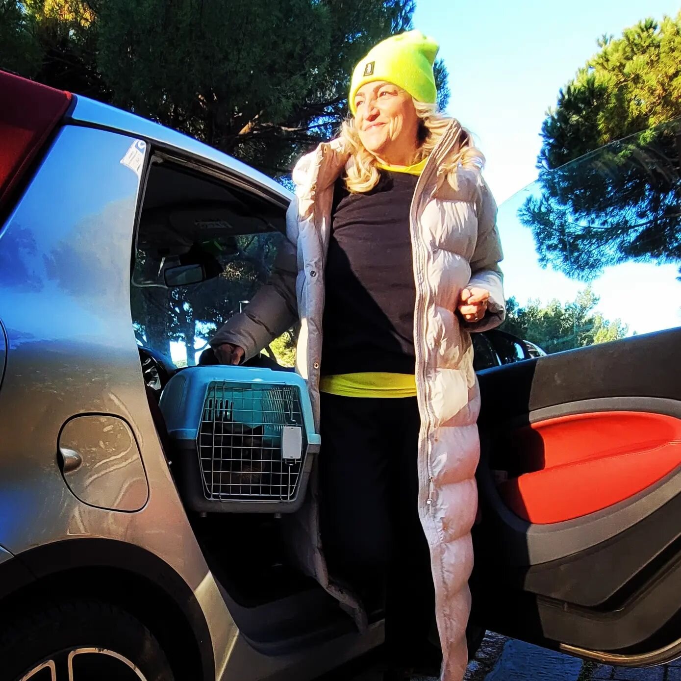Cosa si cela dietro il ritorno dei colori fluo?
Le tendenze moda non sono mai fini a se stesse, leggono un'epoca, si fanno portavoce di bisogni, creano un sogno.
.
I fluo sono i colori degli evidenziatori. Mettono in luce, distinguono, vanno sopra le
