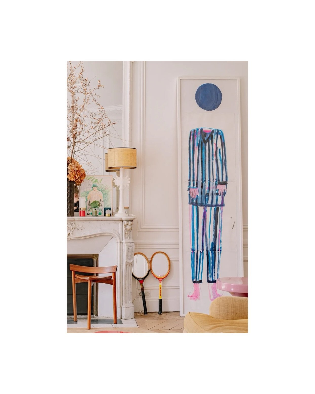 Il fallait bien qu&rsquo;on la publie une derni&egrave;re fois, elle est si belle cette d&eacute;co. Cette photo. Cet appart. Ces raquettes. Cette vie.