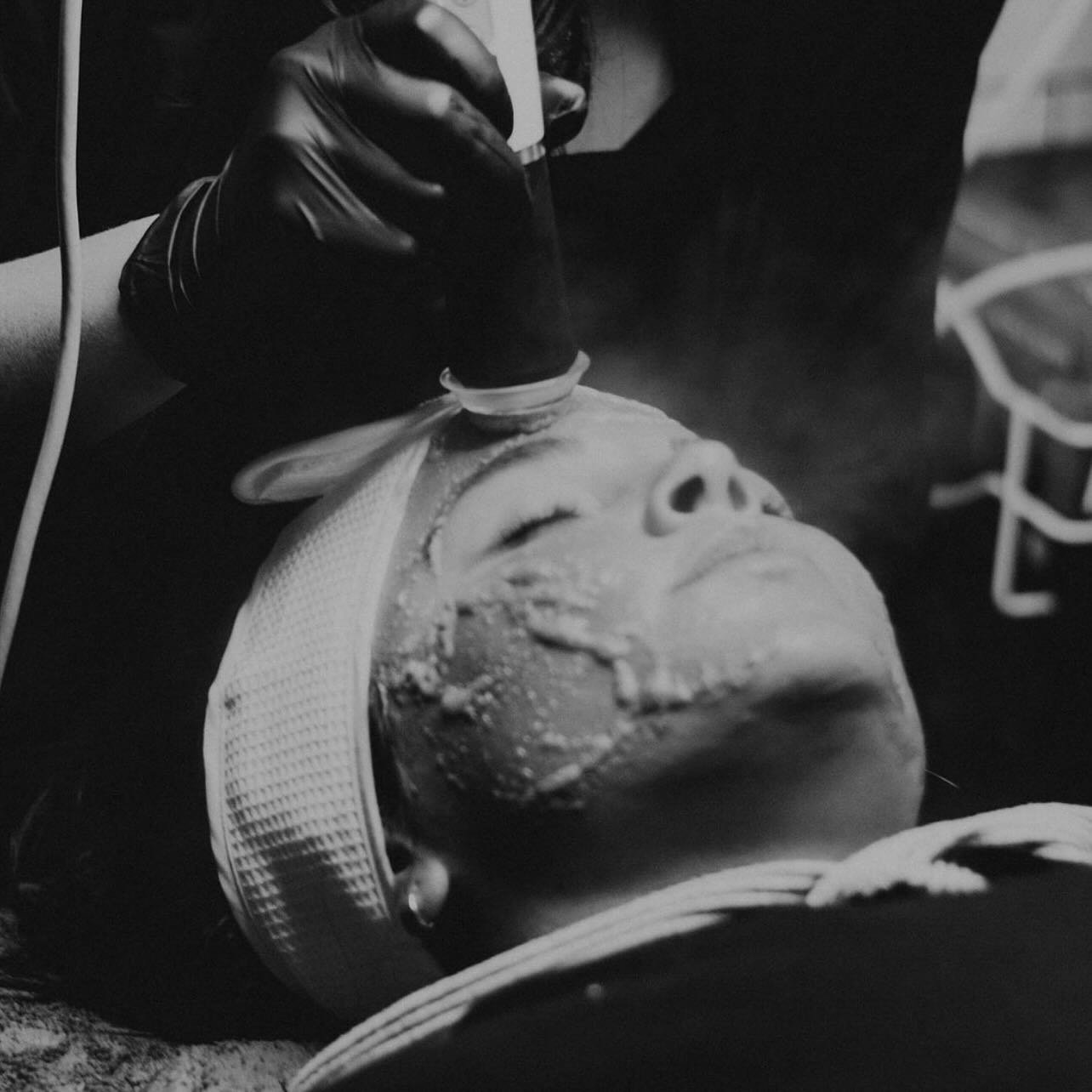 Four years and running with my @glo2facial device and I can still say it&rsquo;s one of my favorite maintenance tools. 🖤🫧🖤🫧🖤